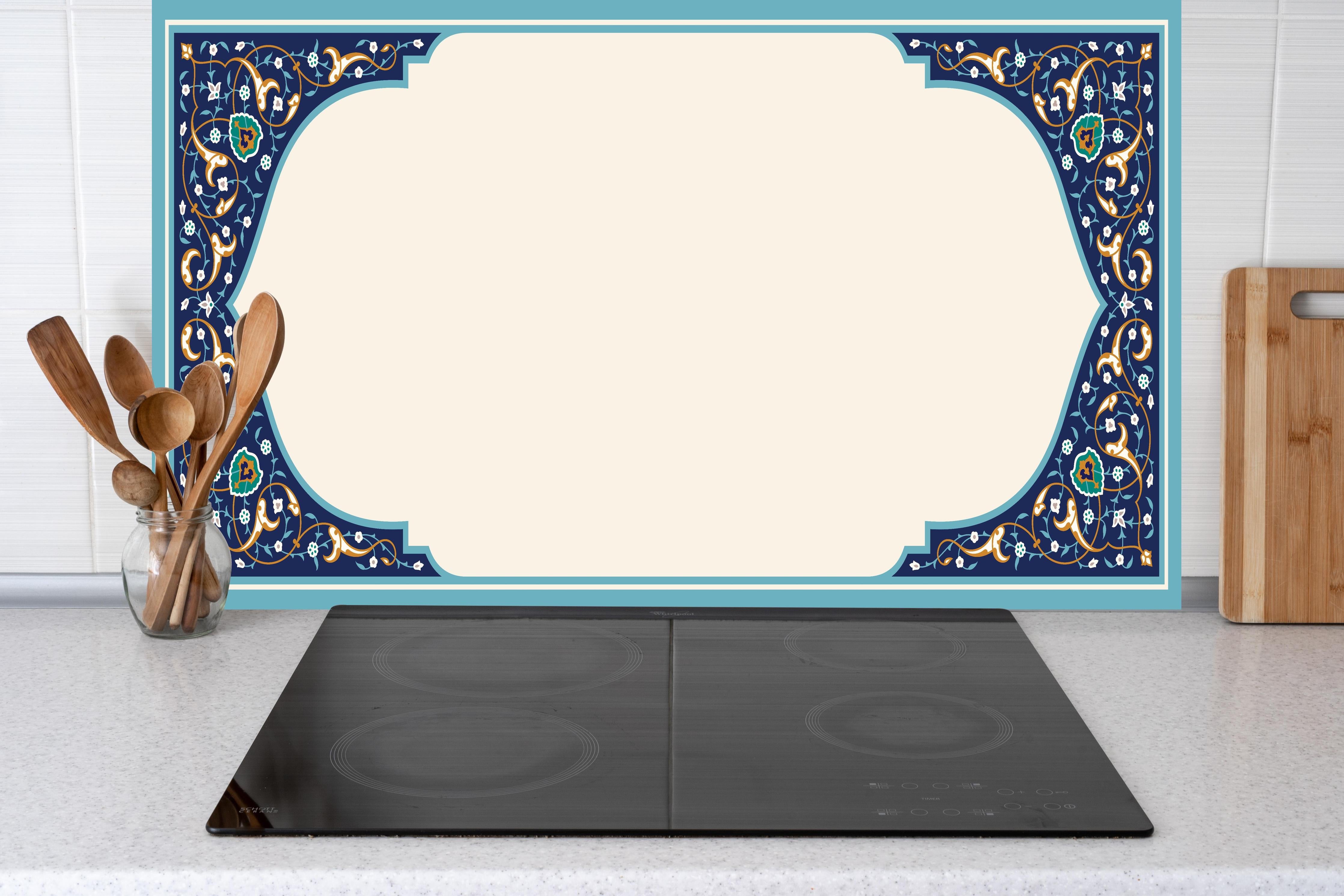 Küche - Orientalischer Rahmen in Blau und Gold hinter weißen Hochglanz-Küchenregalen und schwarzem Wasserhahn