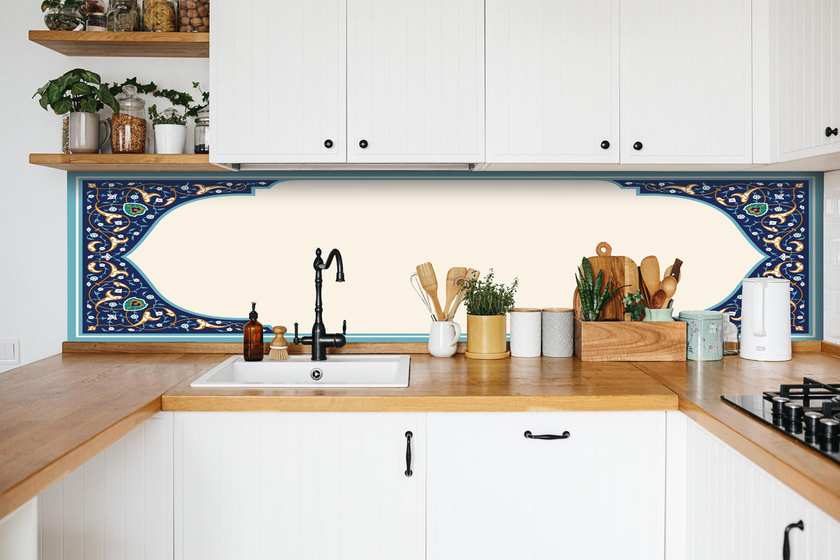 Küche - Orientalischer Rahmen in Blau und Gold hinter weißen Hochglanz-Küchenregalen und schwarzem Wasserhahn