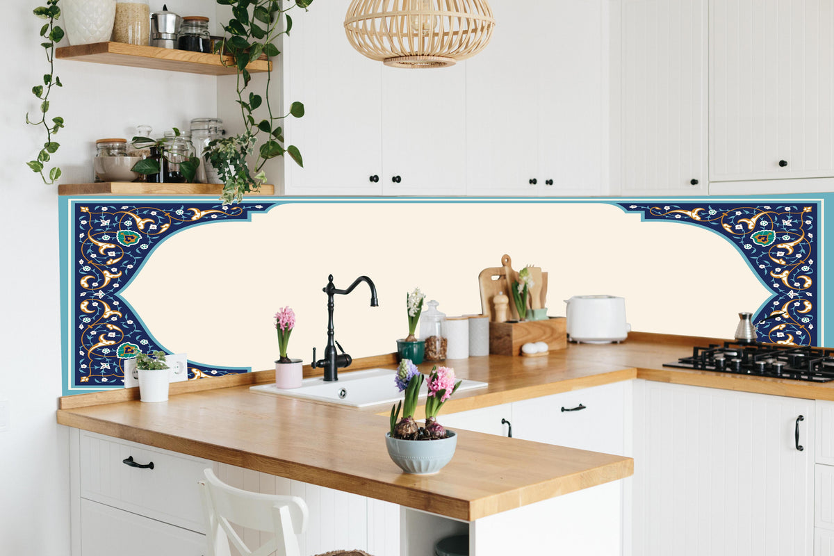 Küche - Orientalischer Rahmen in Blau und Gold hinter weißen Hochglanz-Küchenregalen und schwarzem Wasserhahn