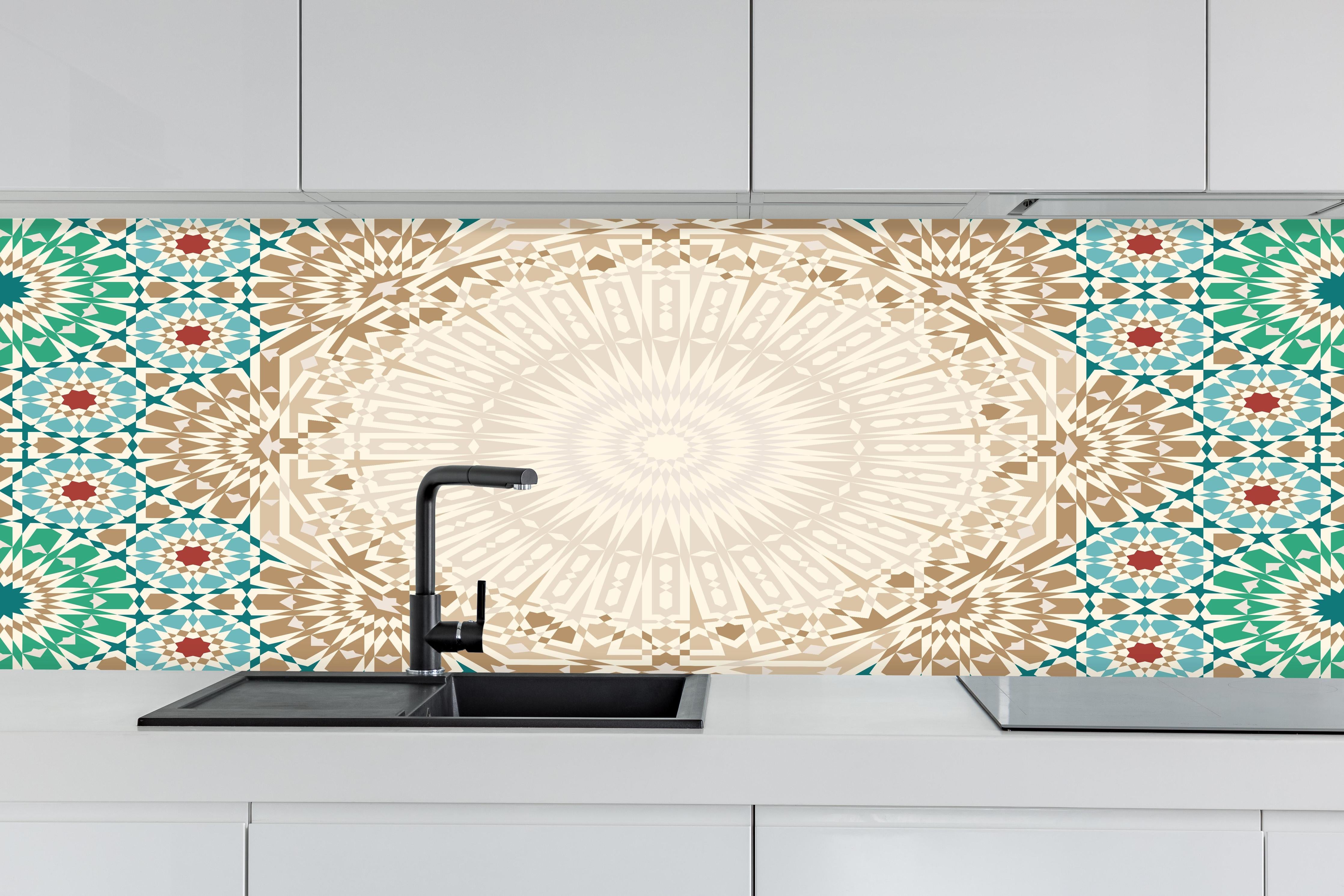 Küche - Ornamentales Mandala-Muster in Beige hinter weißen Hochglanz-Küchenregalen und schwarzem Wasserhahn