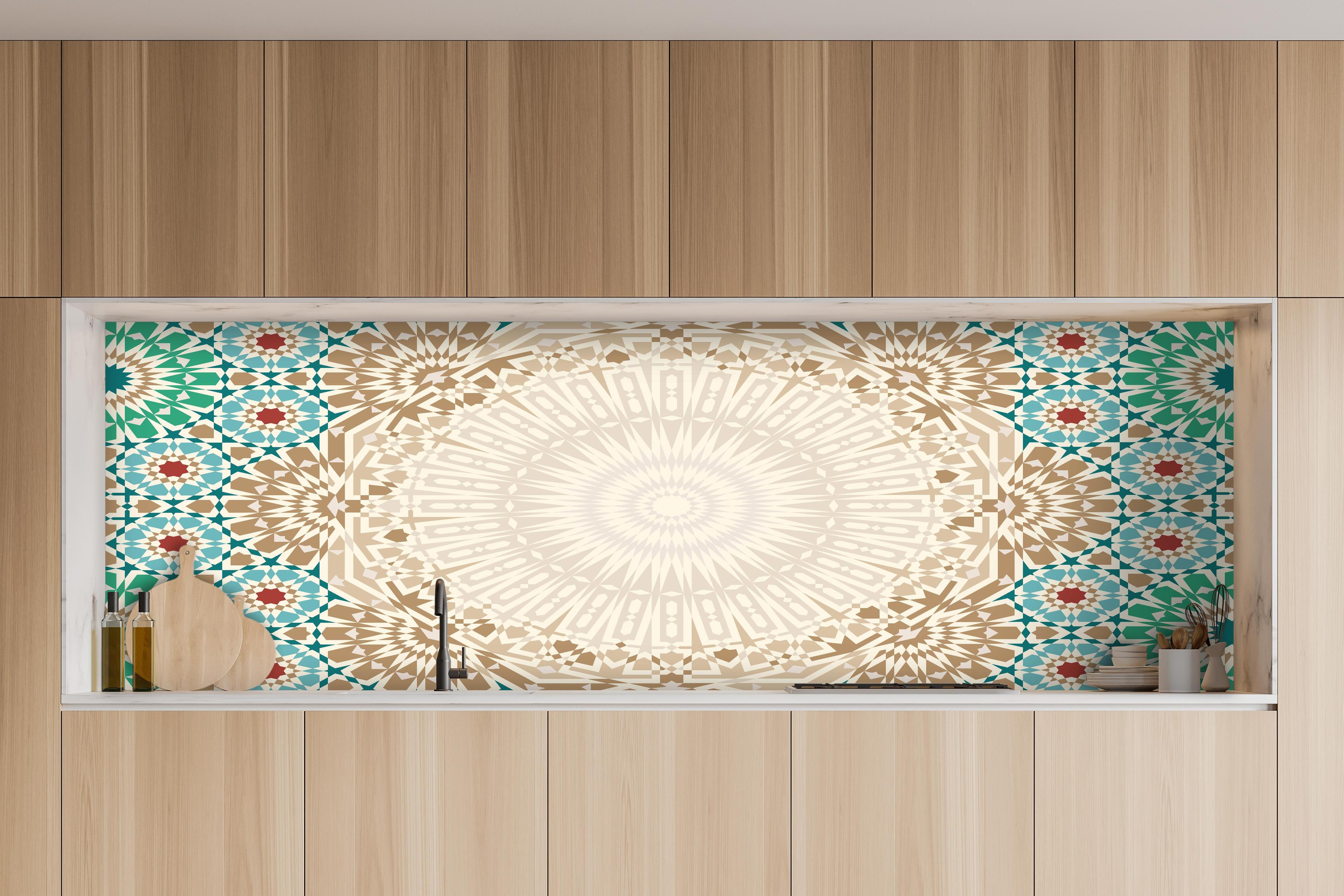 Küche - Ornamentales Mandala-Muster in Beige hinter weißen Hochglanz-Küchenregalen und schwarzem Wasserhahn