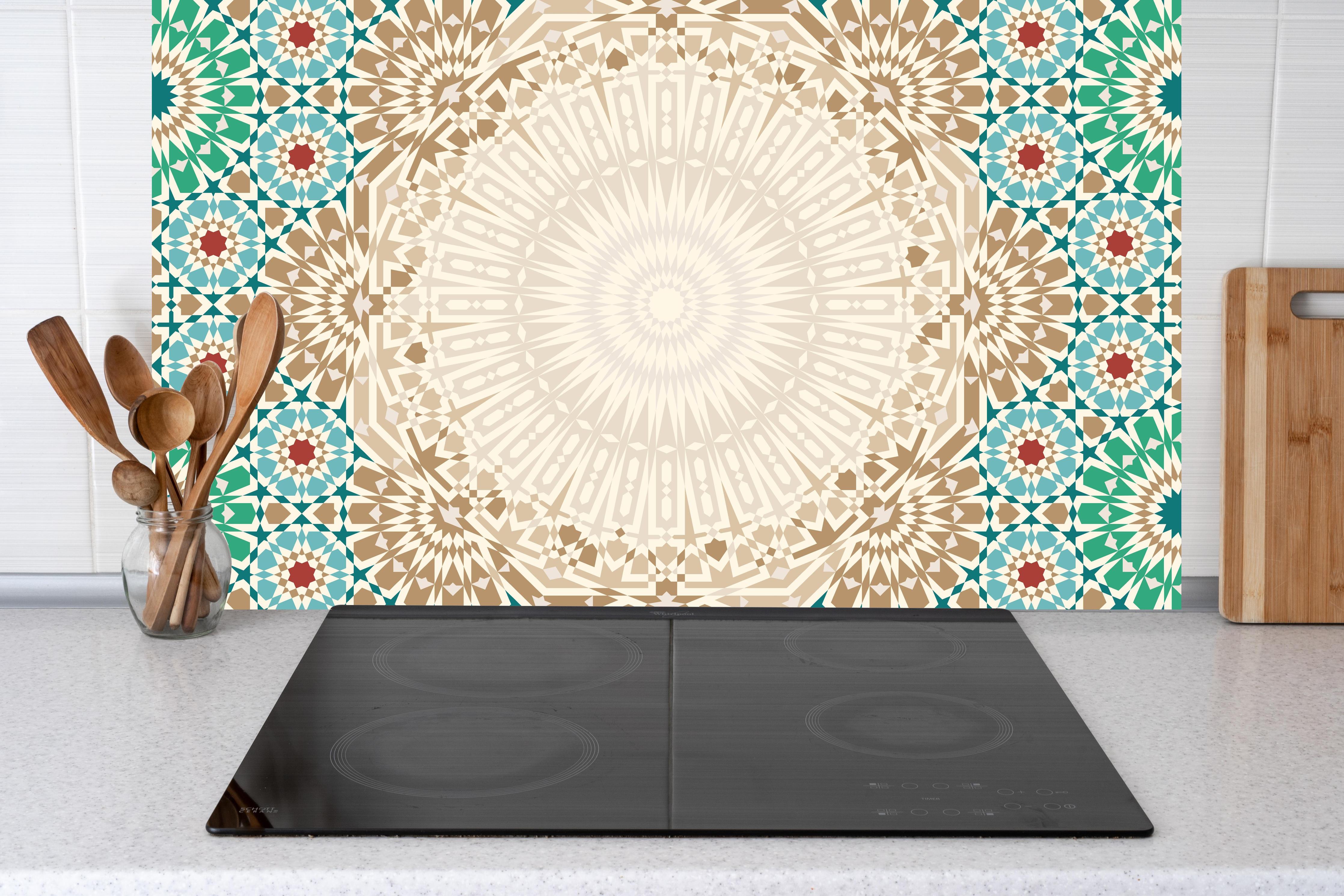 Küche - Ornamentales Mandala-Muster in Beige hinter weißen Hochglanz-Küchenregalen und schwarzem Wasserhahn