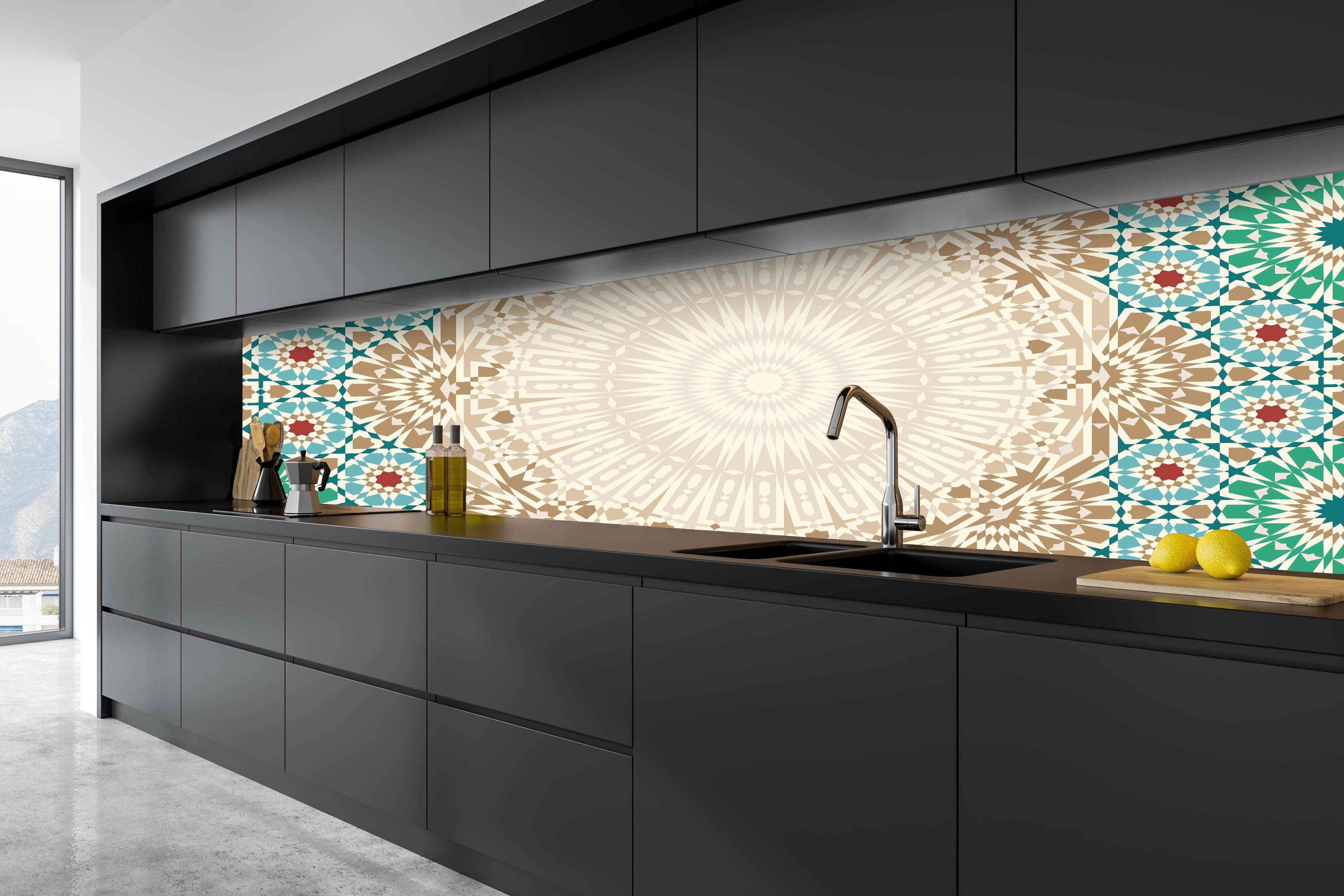 Küche - Ornamentales Mandala-Muster in Beige hinter weißen Hochglanz-Küchenregalen und schwarzem Wasserhahn