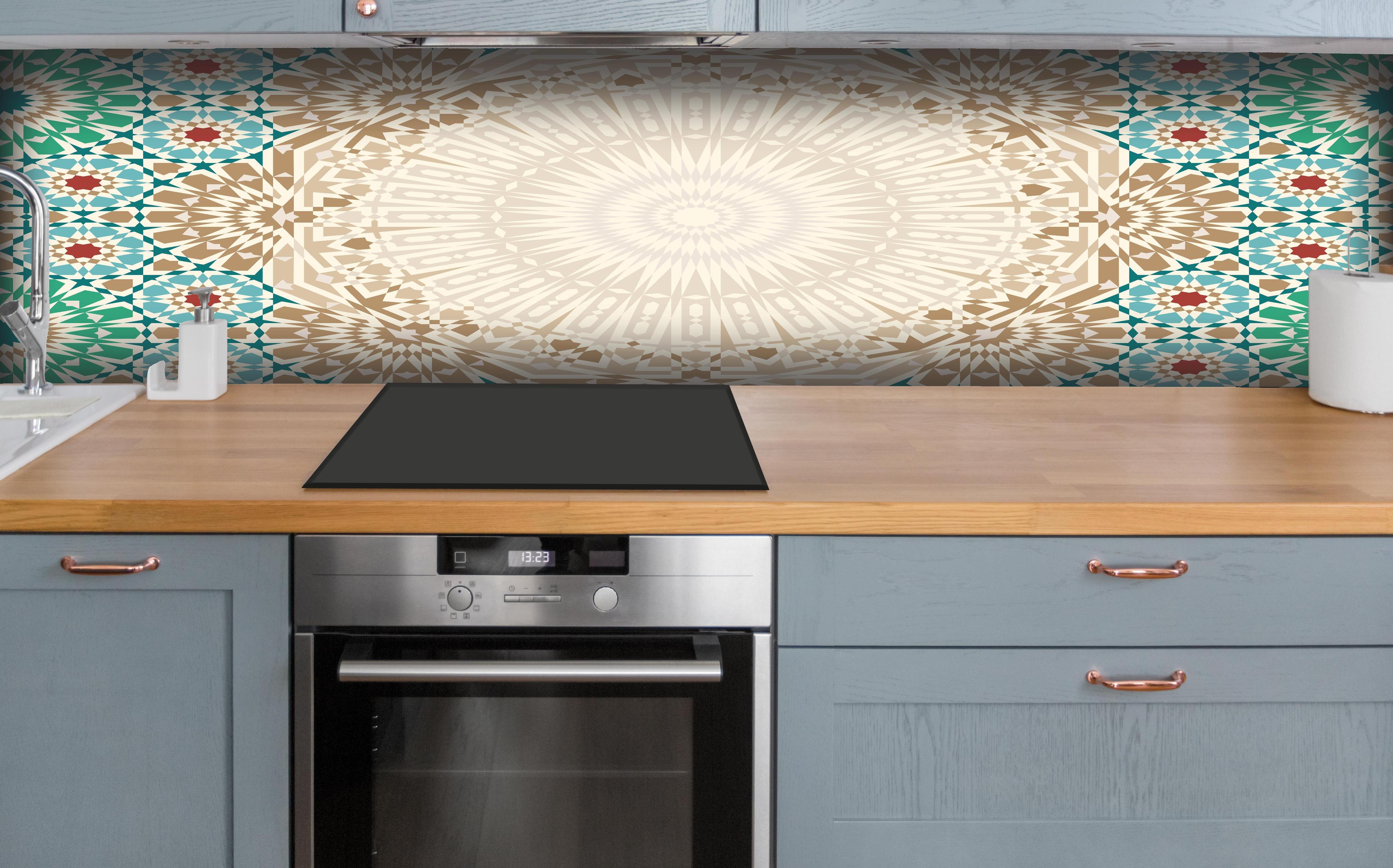 Küche - Ornamentales Mandala-Muster in Beige hinter weißen Hochglanz-Küchenregalen und schwarzem Wasserhahn