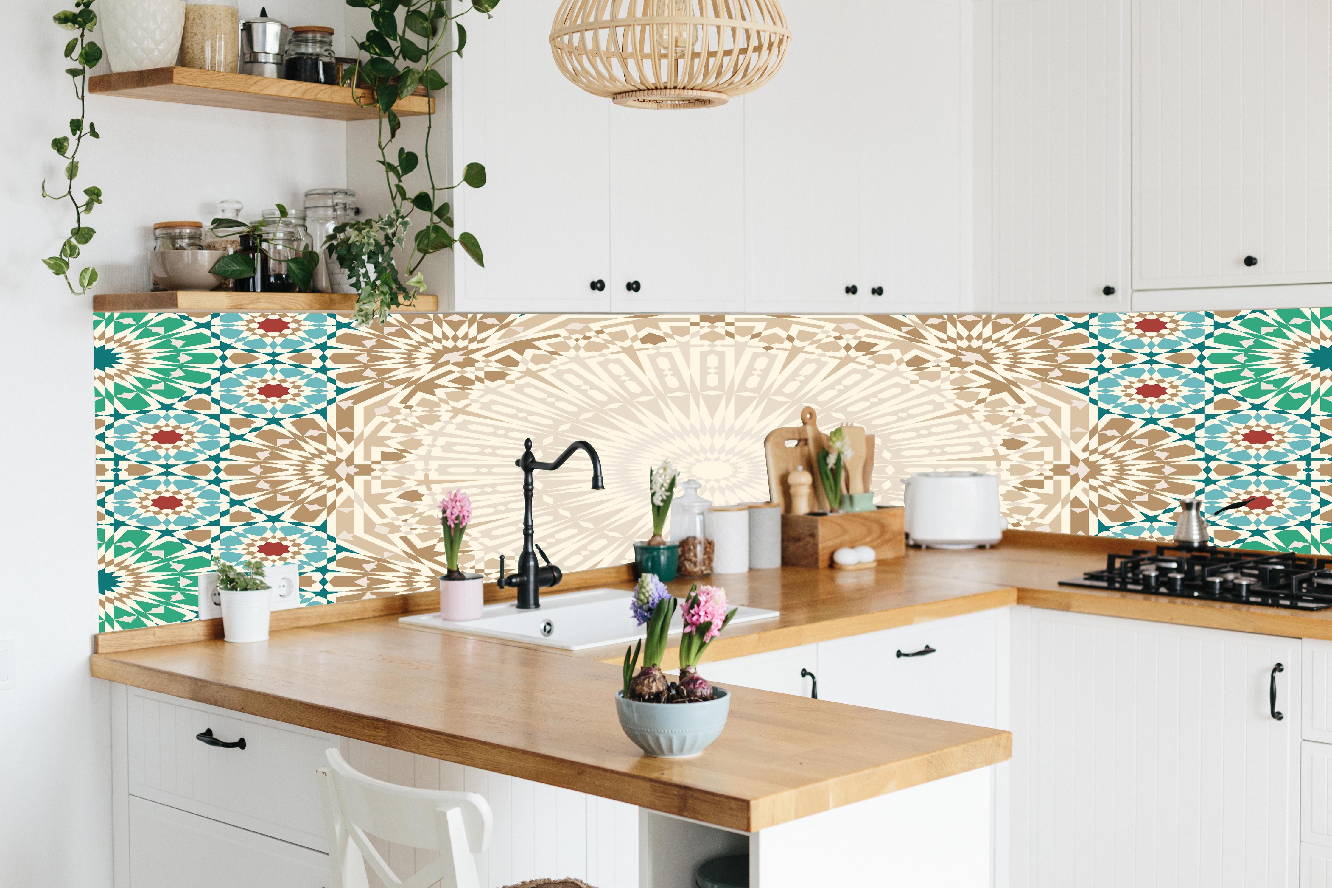 Küche - Ornamentales Mandala-Muster in Beige hinter weißen Hochglanz-Küchenregalen und schwarzem Wasserhahn