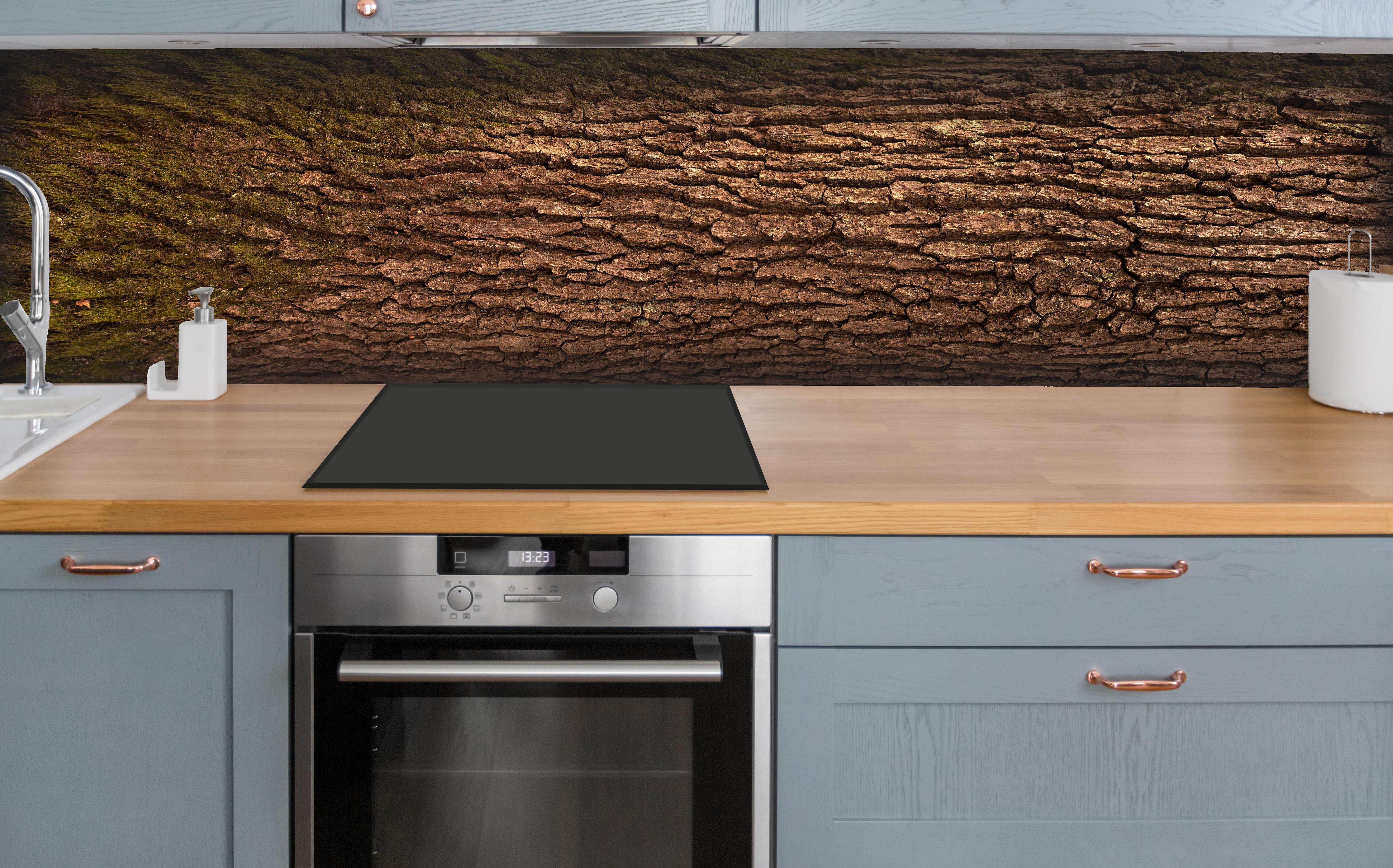 Küche - Panoramabild Textur Eichen-Baumrinde Natur hinter weißen Hochglanz-Küchenregalen und schwarzem Wasserhahn