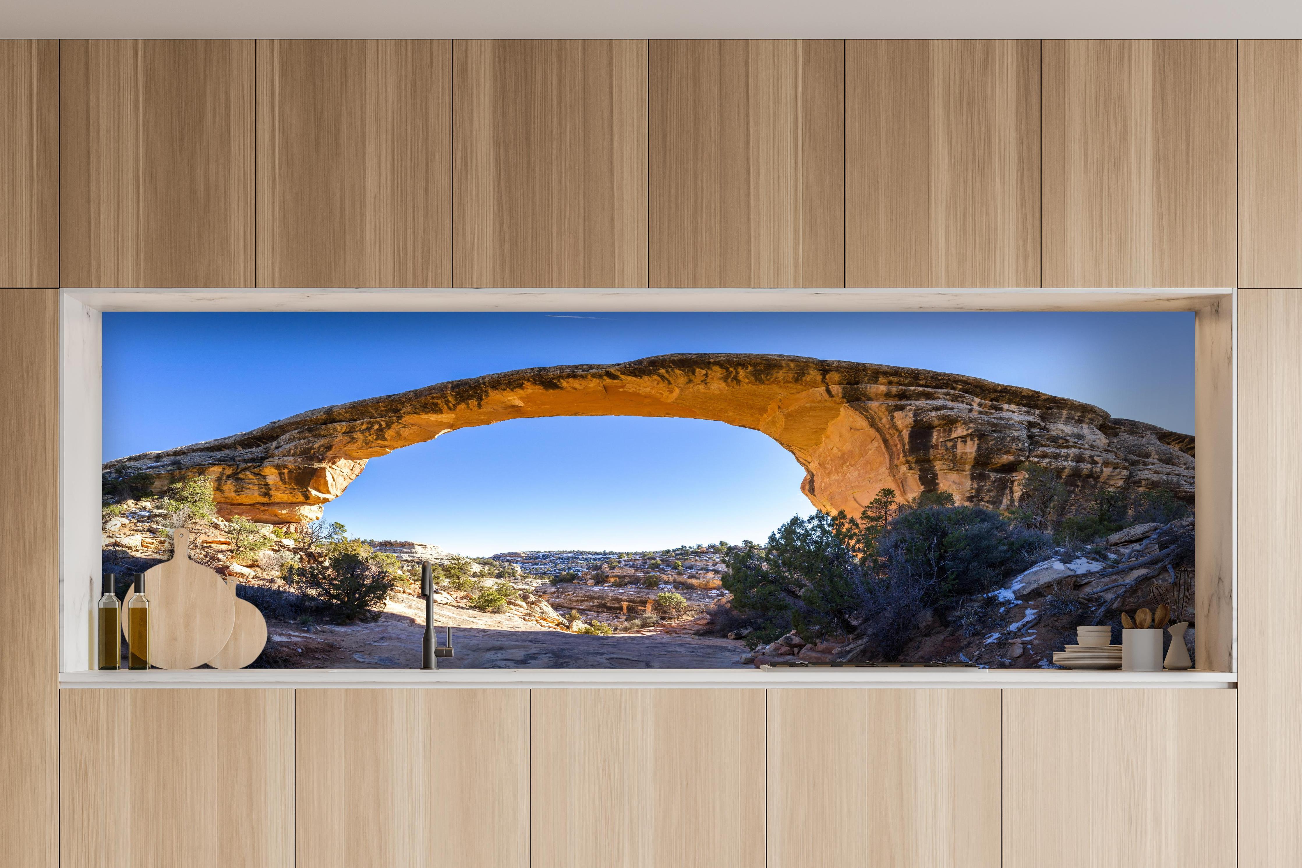 Küche - Panoramablick Owachomo Steinbrücke hinter weißen Hochglanz-Küchenregalen und schwarzem Wasserhahn