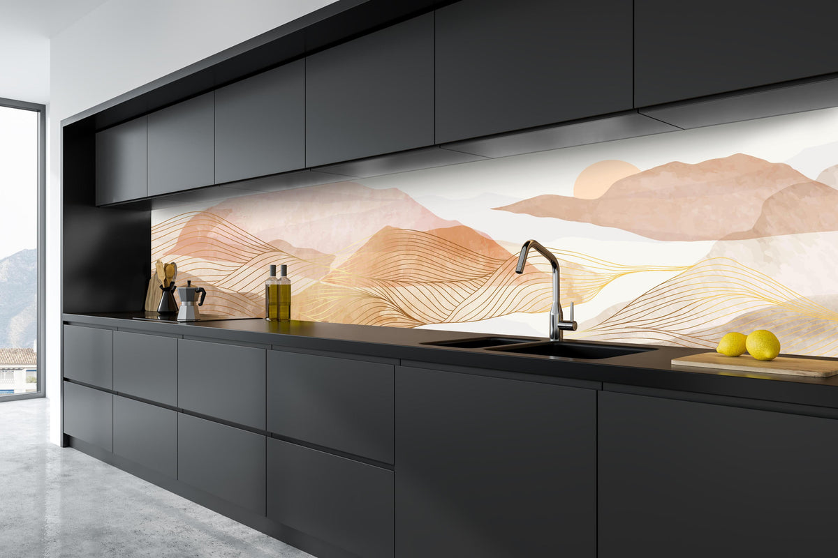 Küche - Pastell Berge und Linien Kunstwerk hinter weißen Hochglanz-Küchenregalen und schwarzem Wasserhahn