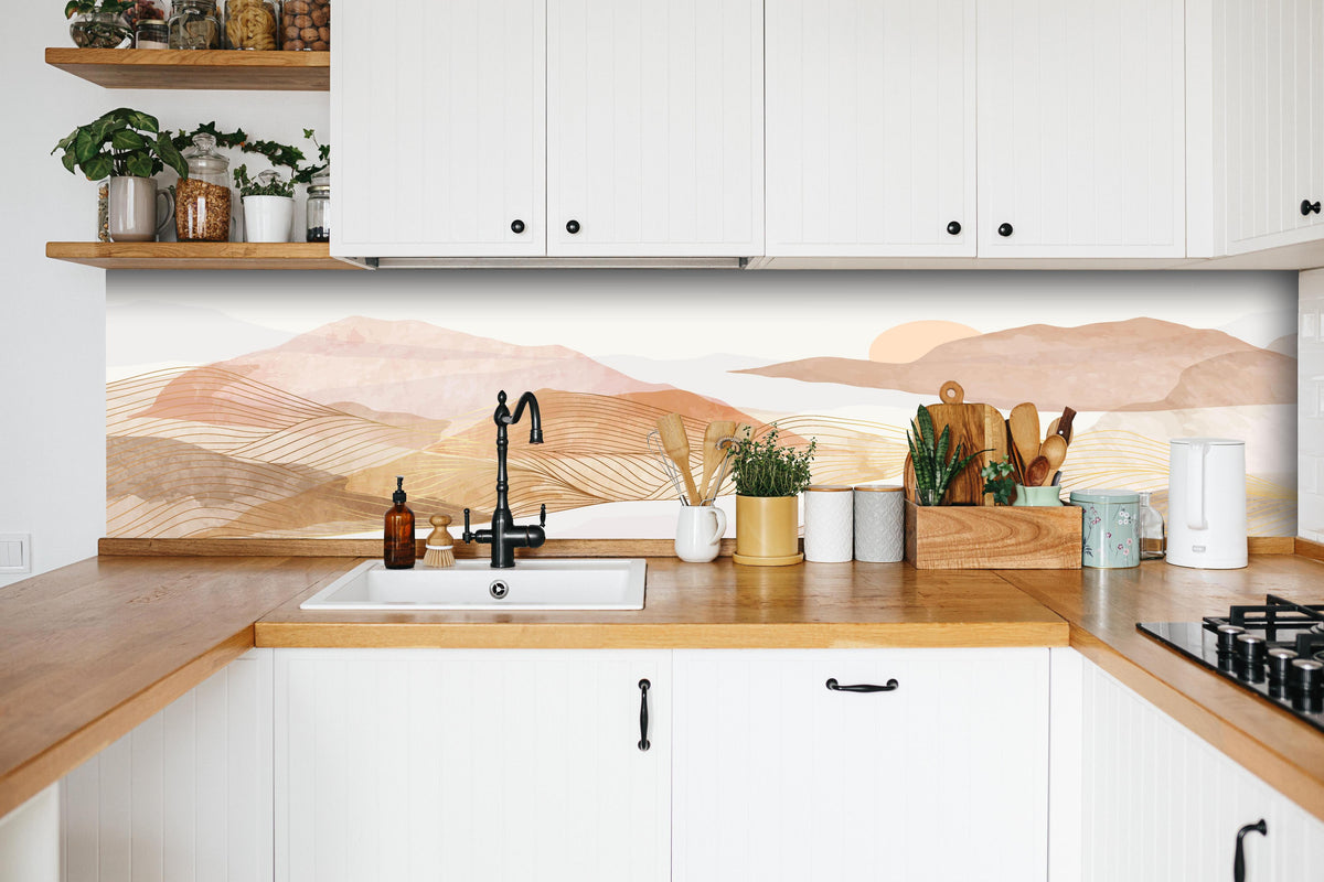 Küche - Pastell Berge und Linien Kunstwerk hinter weißen Hochglanz-Küchenregalen und schwarzem Wasserhahn