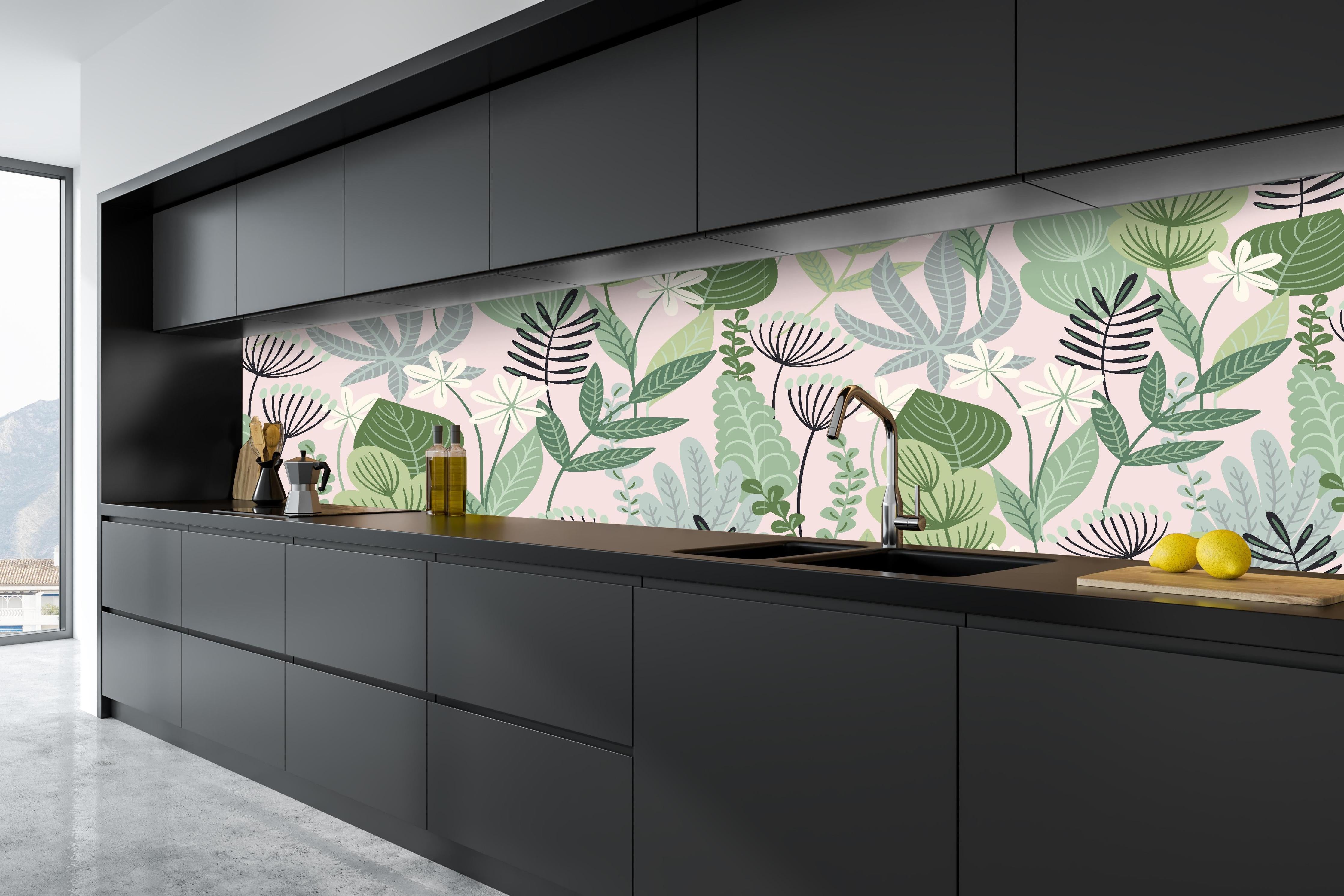 Küche - Pastell Pflanzen- und Blumenmuster Tapete hinter weißen Hochglanz-Küchenregalen und schwarzem Wasserhahn