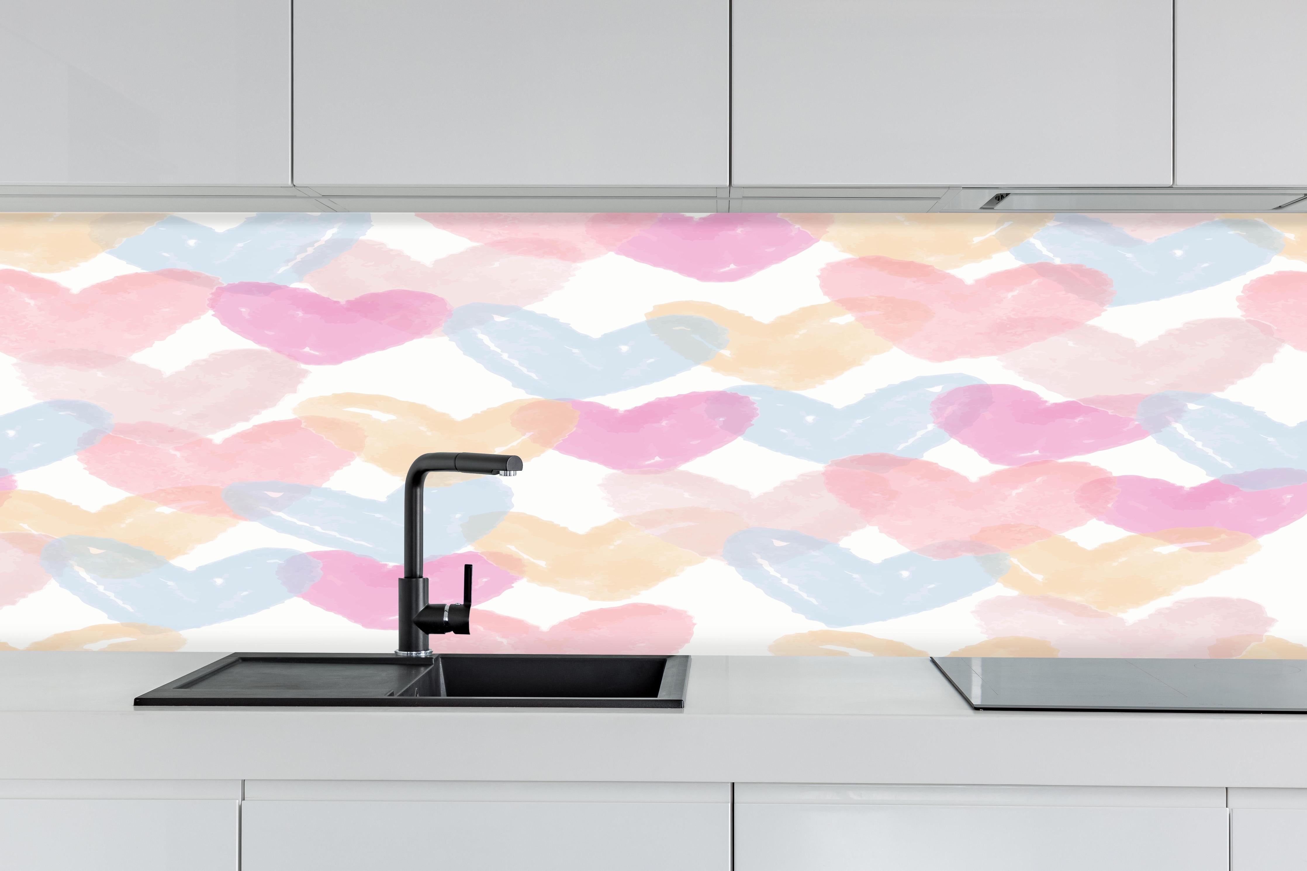 Küche - Pastellfarbene Herz Illustration hinter weißen Hochglanz-Küchenregalen und schwarzem Wasserhahn