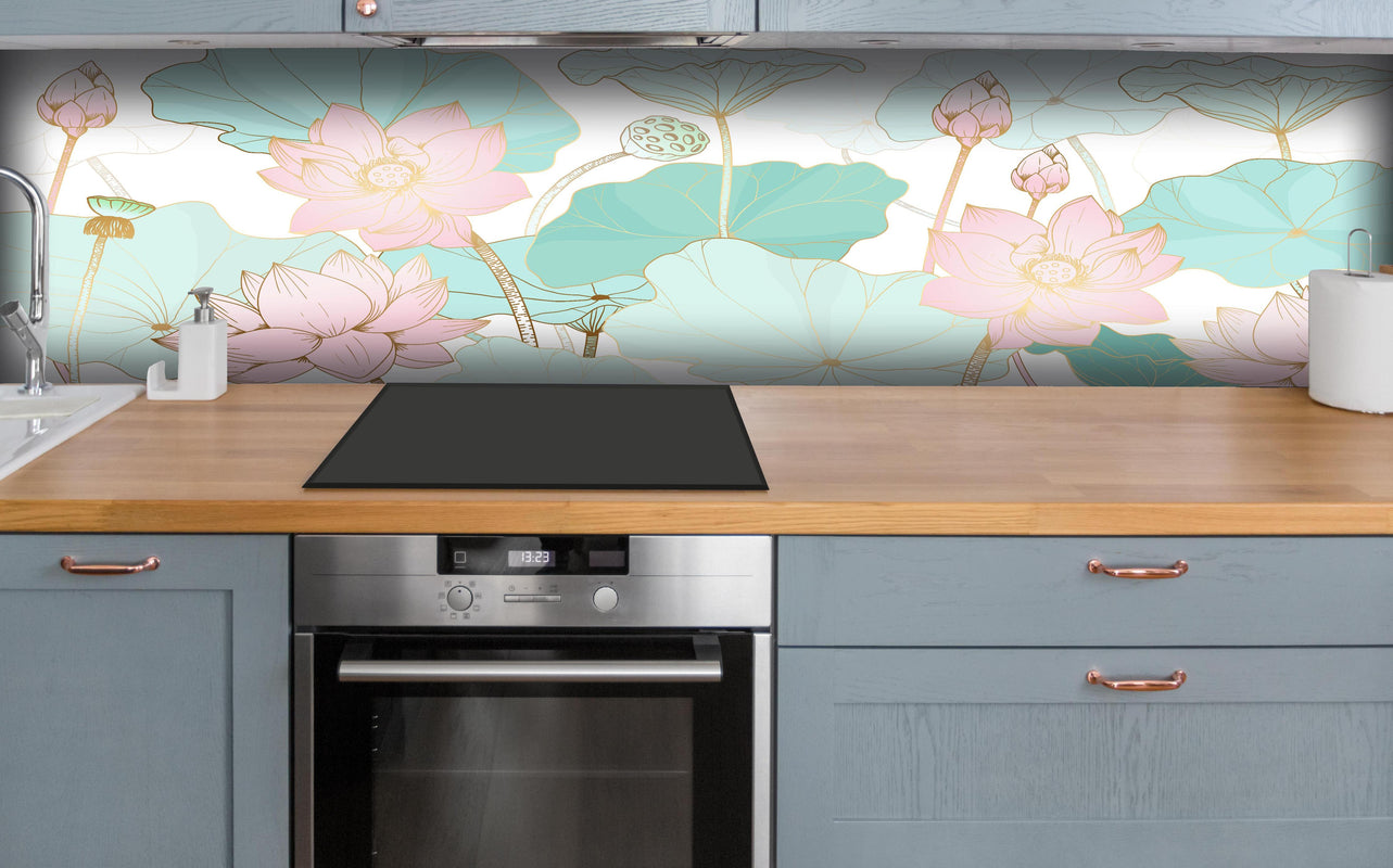 Küche - Pastellfarbene Lotusblumen Illustration hinter weißen Hochglanz-Küchenregalen und schwarzem Wasserhahn