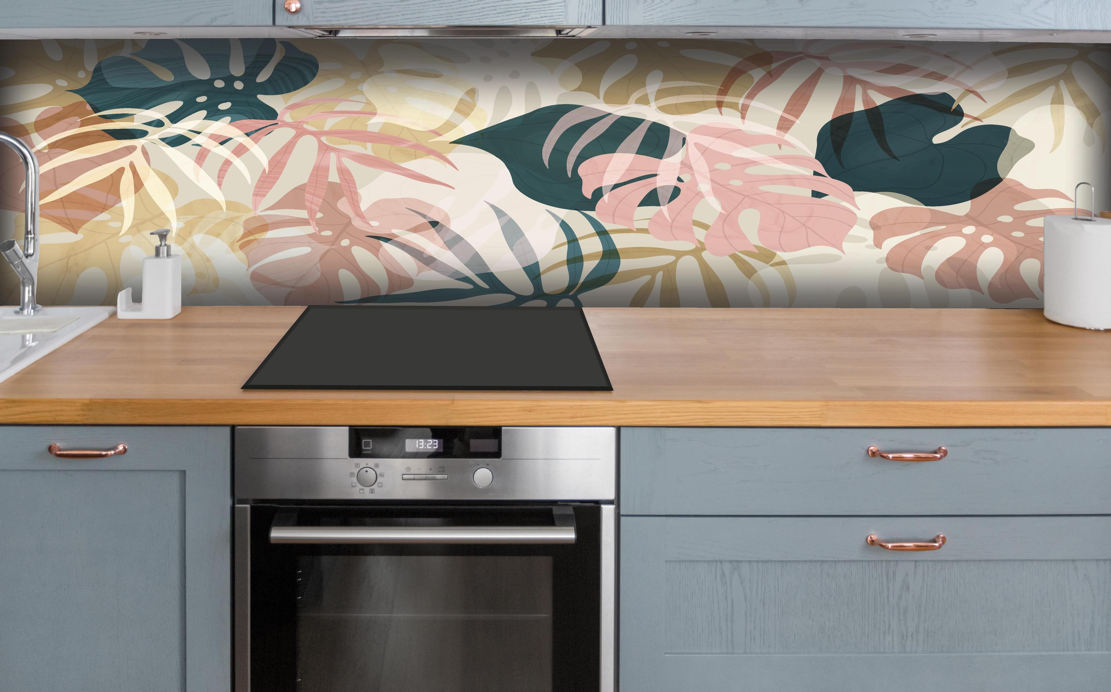 Küche - Pastellfarbene Tropenblätter Abstrakte Kunst hinter weißen Hochglanz-Küchenregalen und schwarzem Wasserhahn