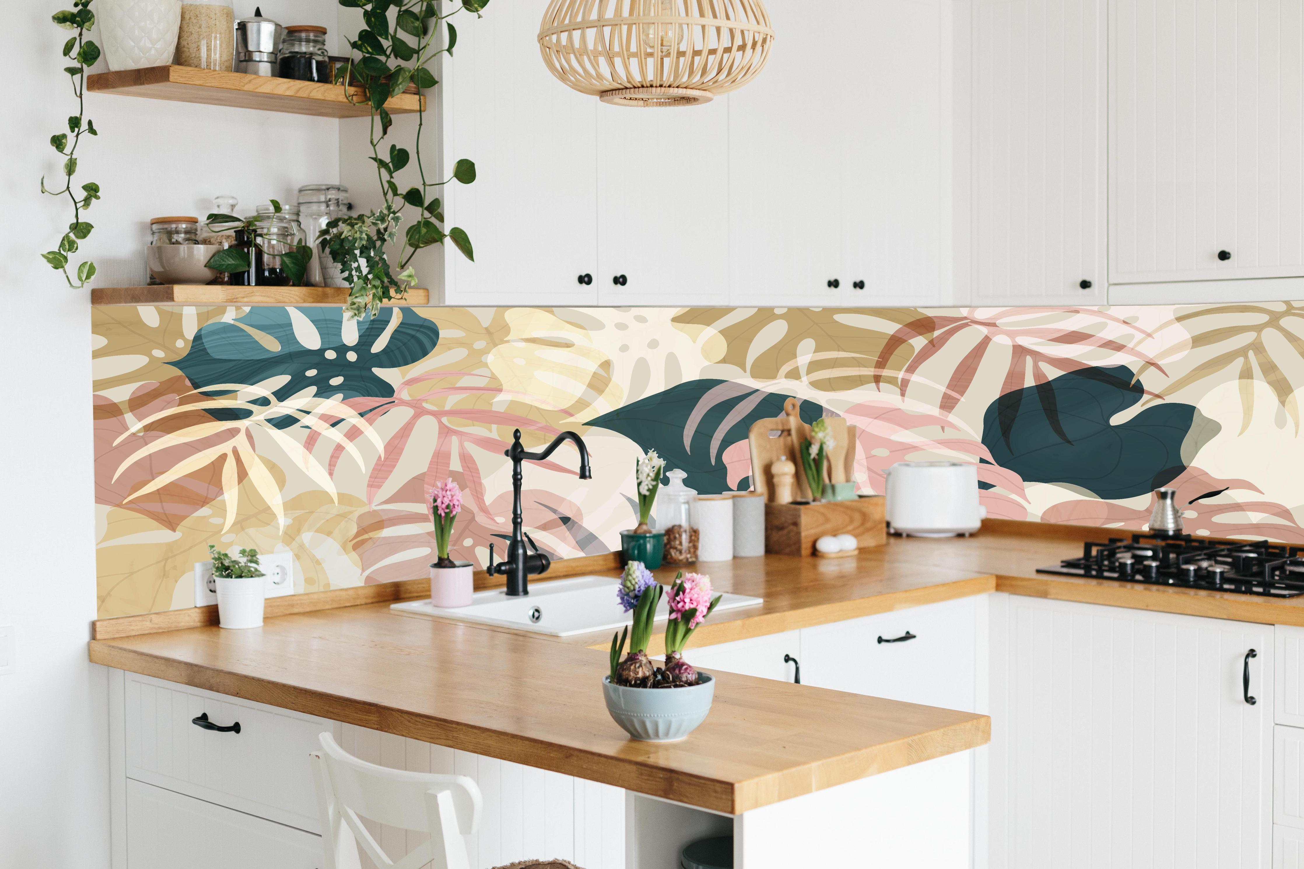 Küche - Pastellfarbene Tropenblätter Abstrakte Kunst hinter weißen Hochglanz-Küchenregalen und schwarzem Wasserhahn