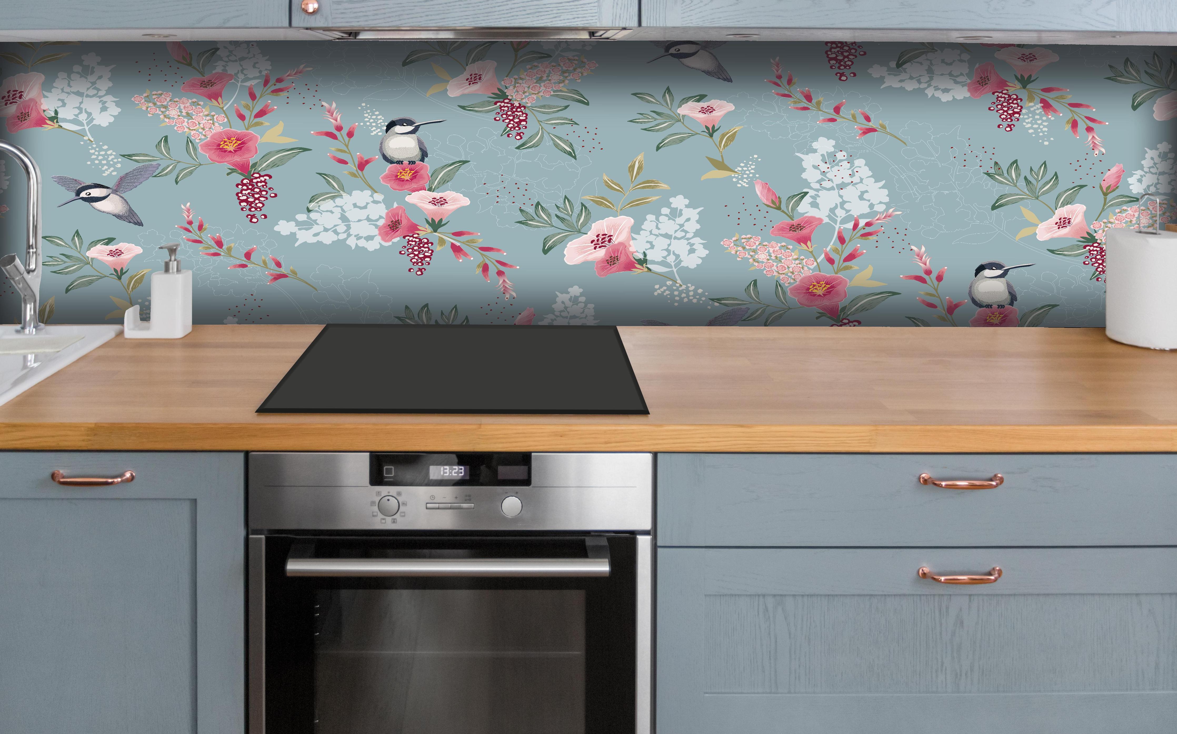 Küche - Pastellfarbenes Blumenmuster mit Kohlmeisen hinter weißen Hochglanz-Küchenregalen und schwarzem Wasserhahn