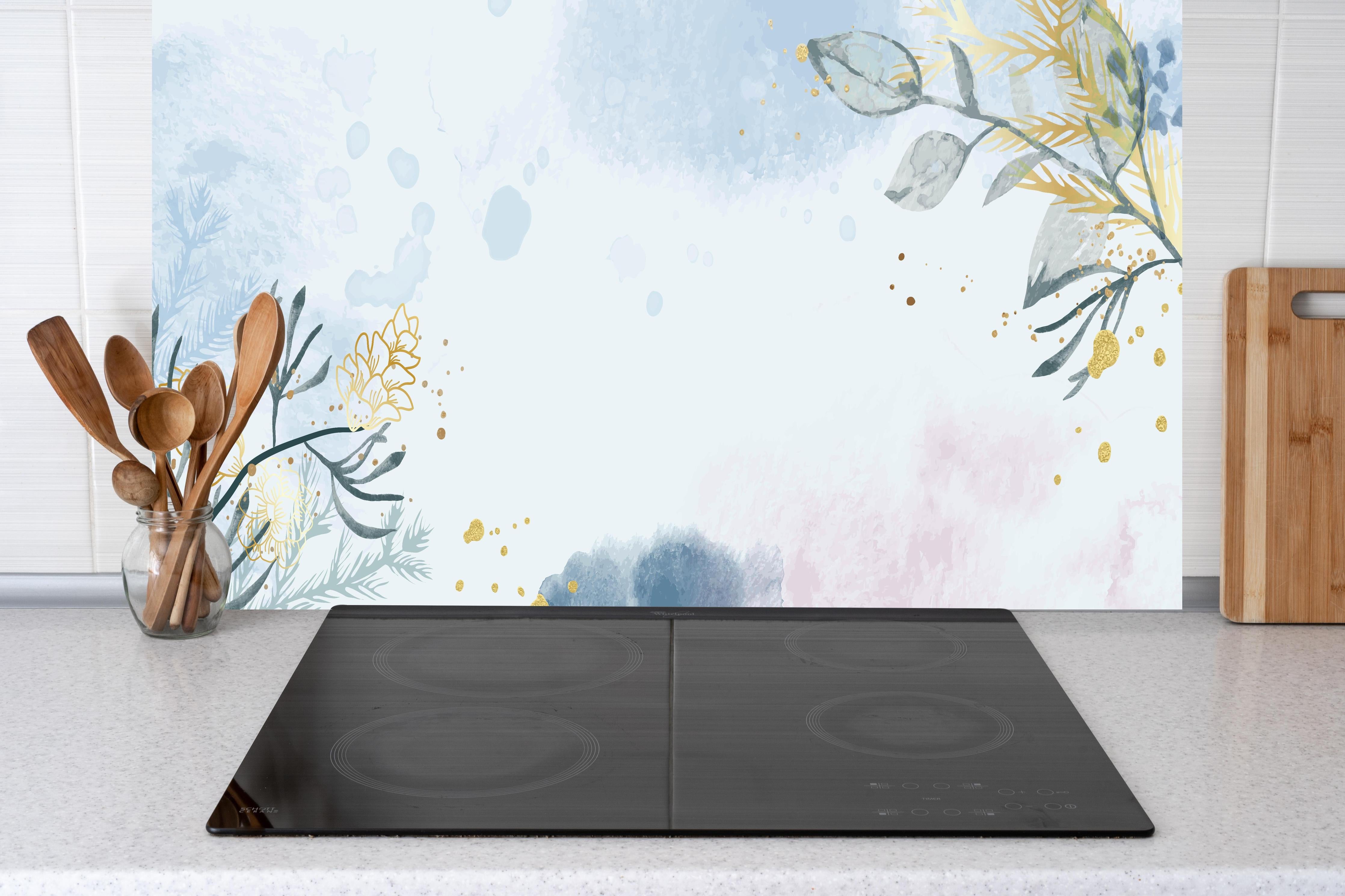 Küche - Pastellfarbenes Floral-Aquarell-Design Hintergrund hinter weißen Hochglanz-Küchenregalen und schwarzem Wasserhahn