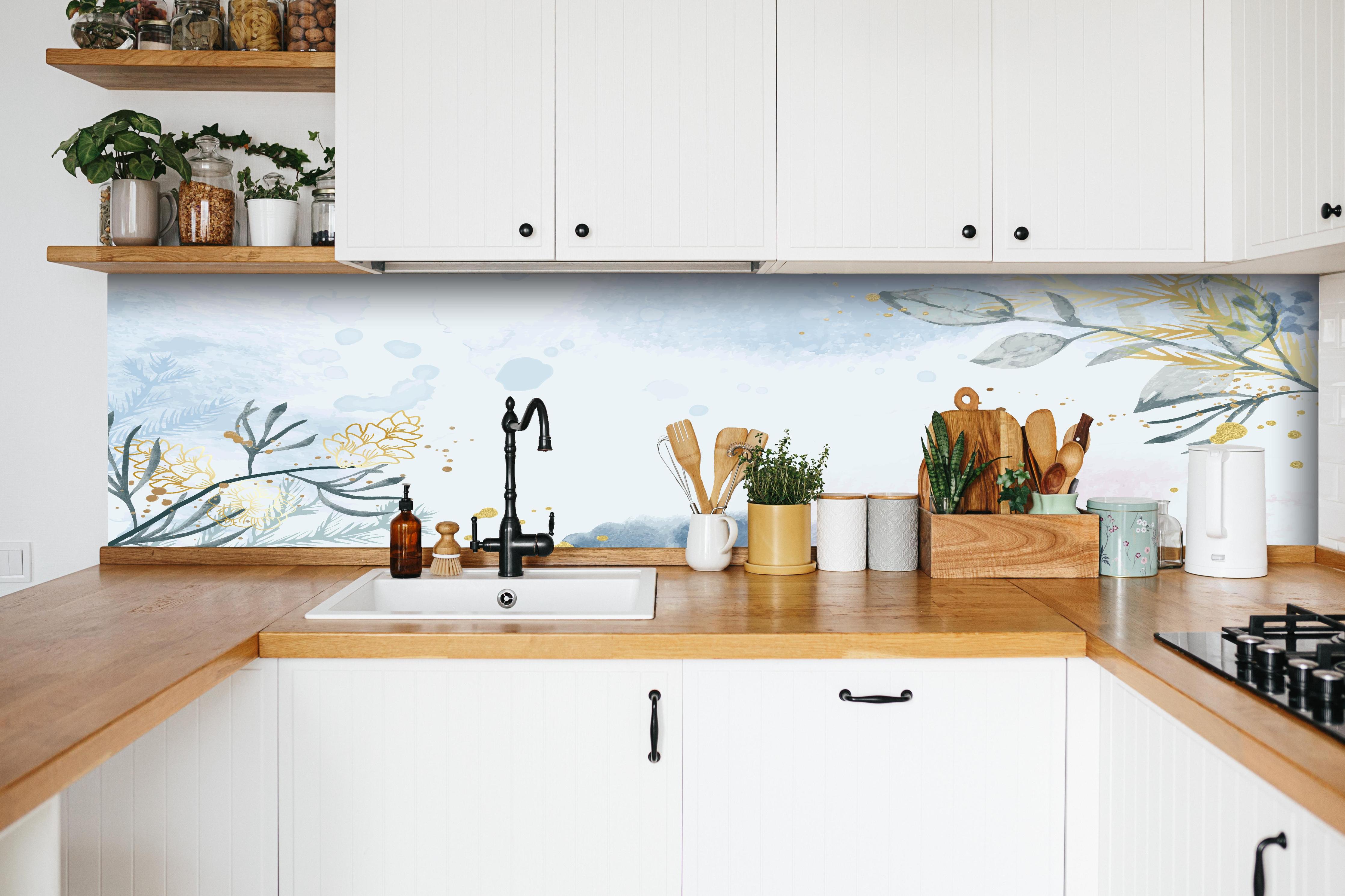 Küche - Pastellfarbenes Floral-Aquarell-Design Hintergrund hinter weißen Hochglanz-Küchenregalen und schwarzem Wasserhahn