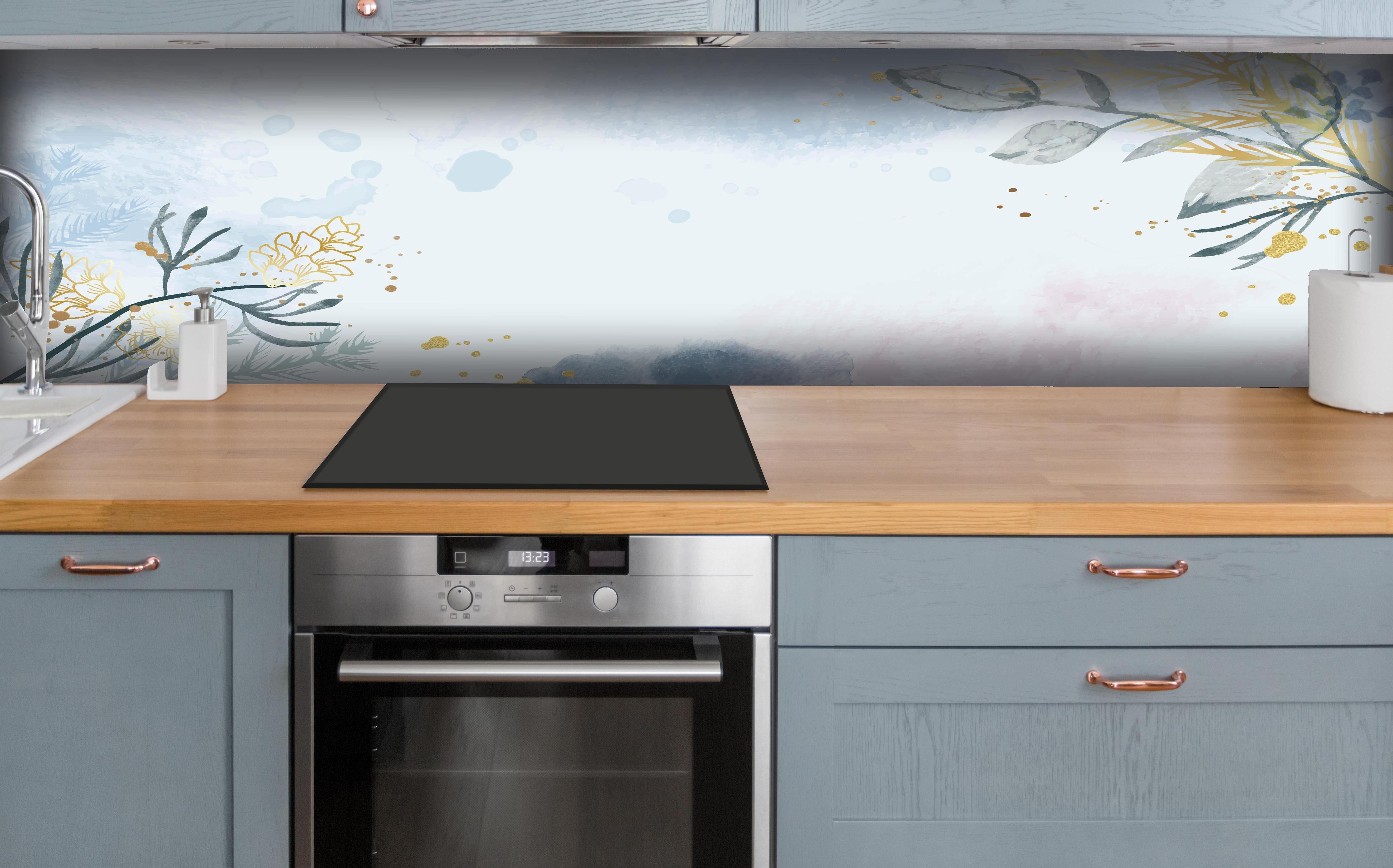 Küche - Pastellfarbenes Floral-Aquarell-Design Hintergrund hinter weißen Hochglanz-Küchenregalen und schwarzem Wasserhahn