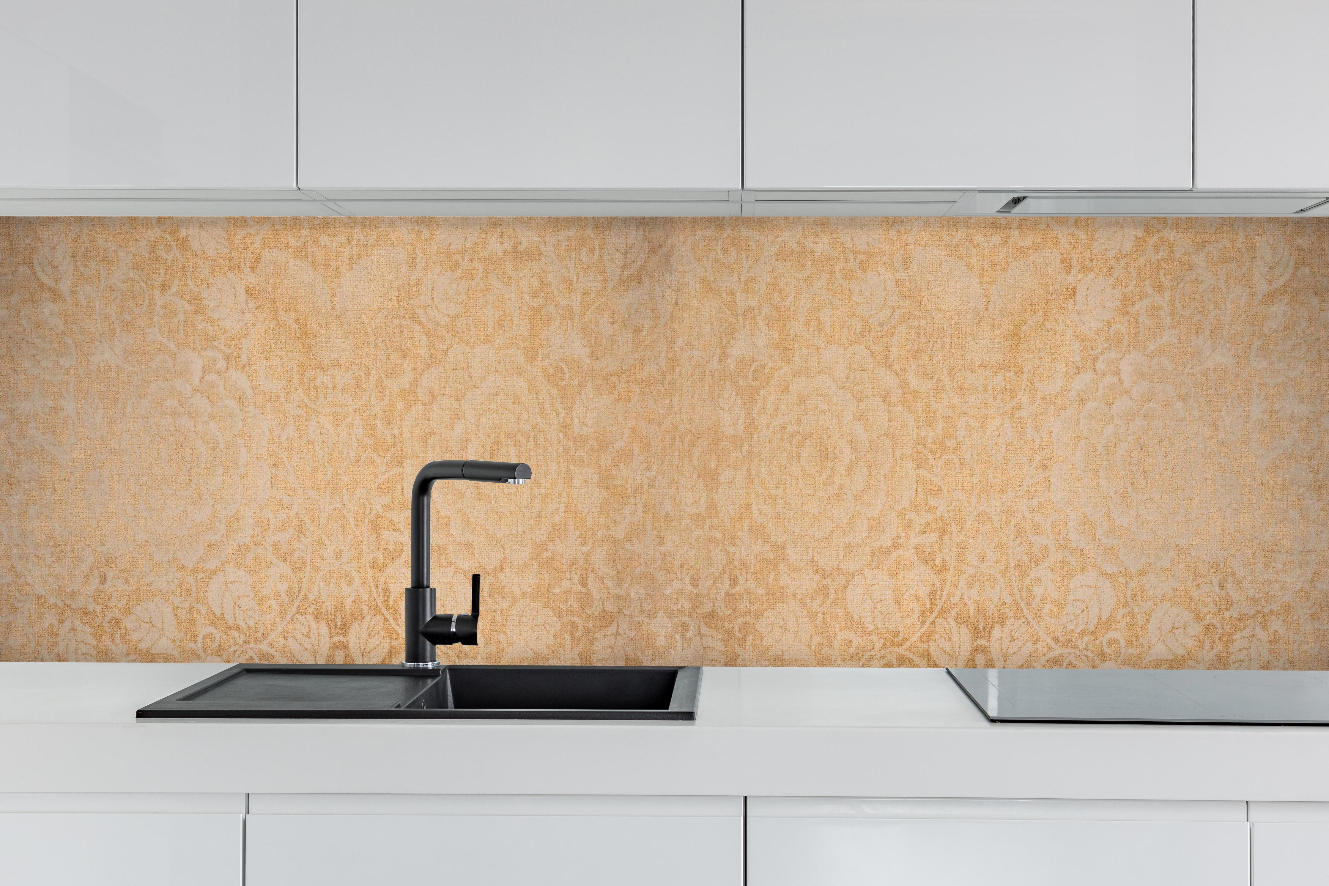 Küche - Patchwork Blumen Muster Fliese in Beige hinter weißen Hochglanz-Küchenregalen und schwarzem Wasserhahn