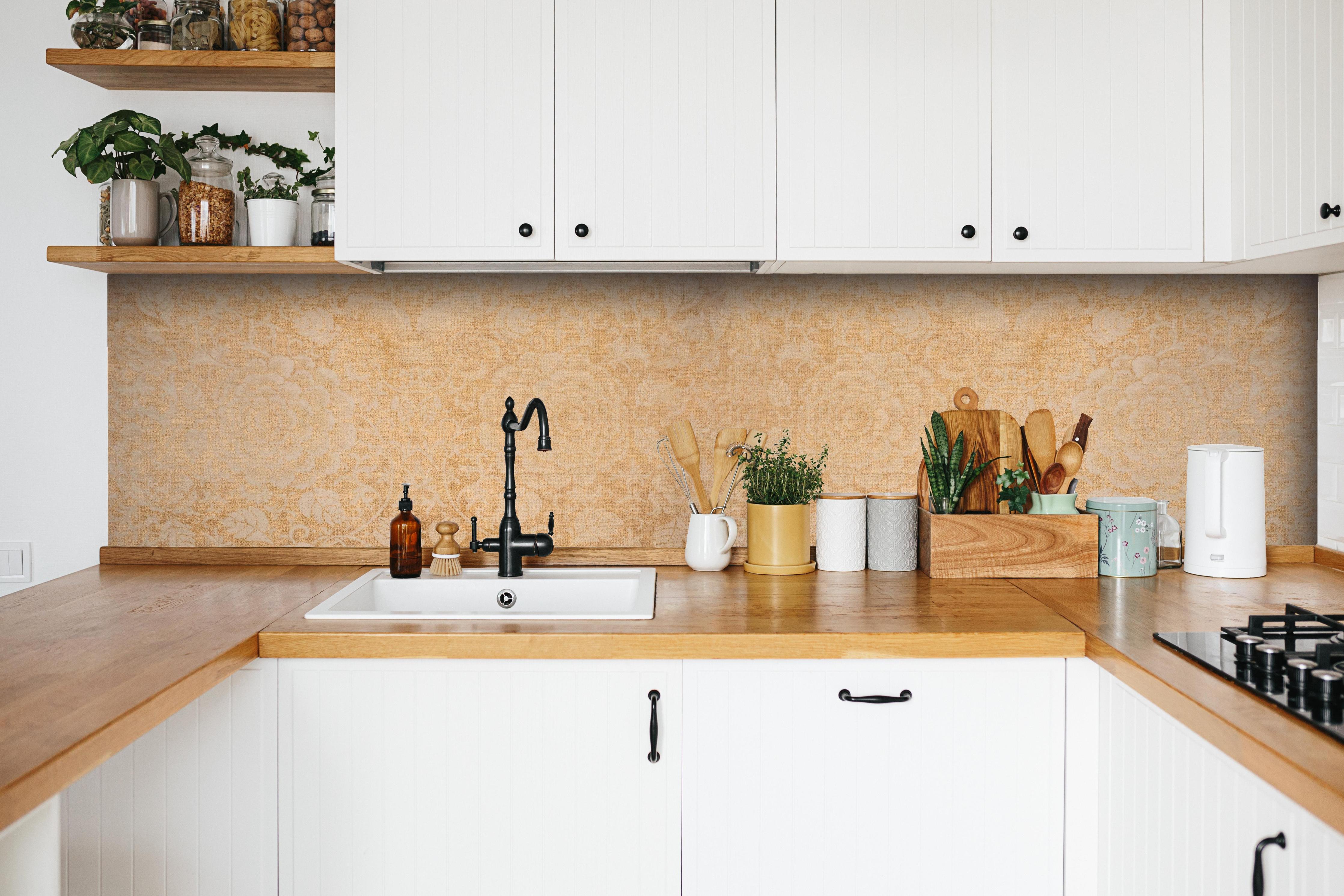 Küche - Patchwork Blumen Muster Fliese in Beige hinter weißen Hochglanz-Küchenregalen und schwarzem Wasserhahn