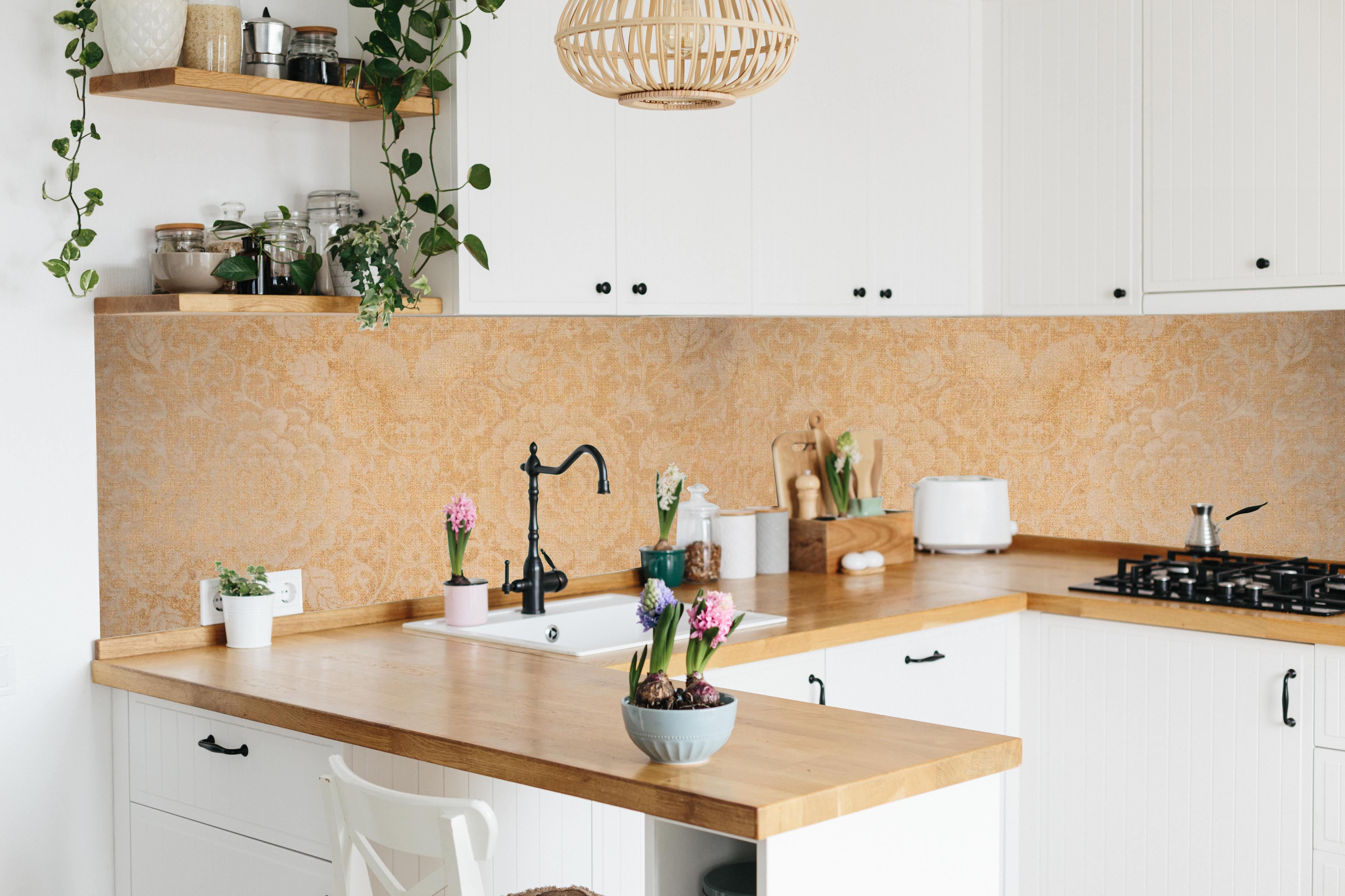 Küche - Patchwork Blumen Muster Fliese in Beige hinter weißen Hochglanz-Küchenregalen und schwarzem Wasserhahn