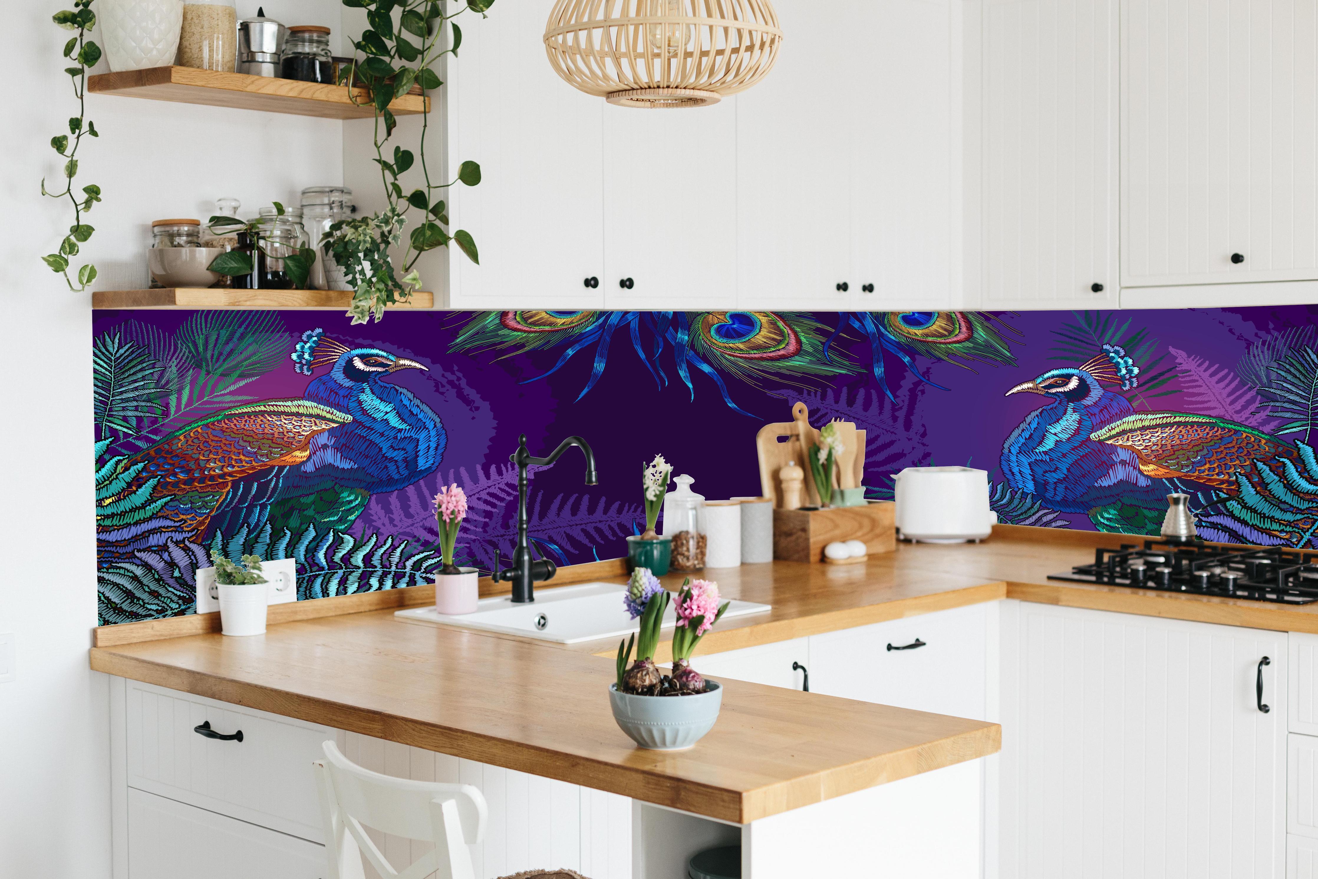 Küche - Pfau Stickerei Kunst mit Palmen hinter weißen Hochglanz-Küchenregalen und schwarzem Wasserhahn