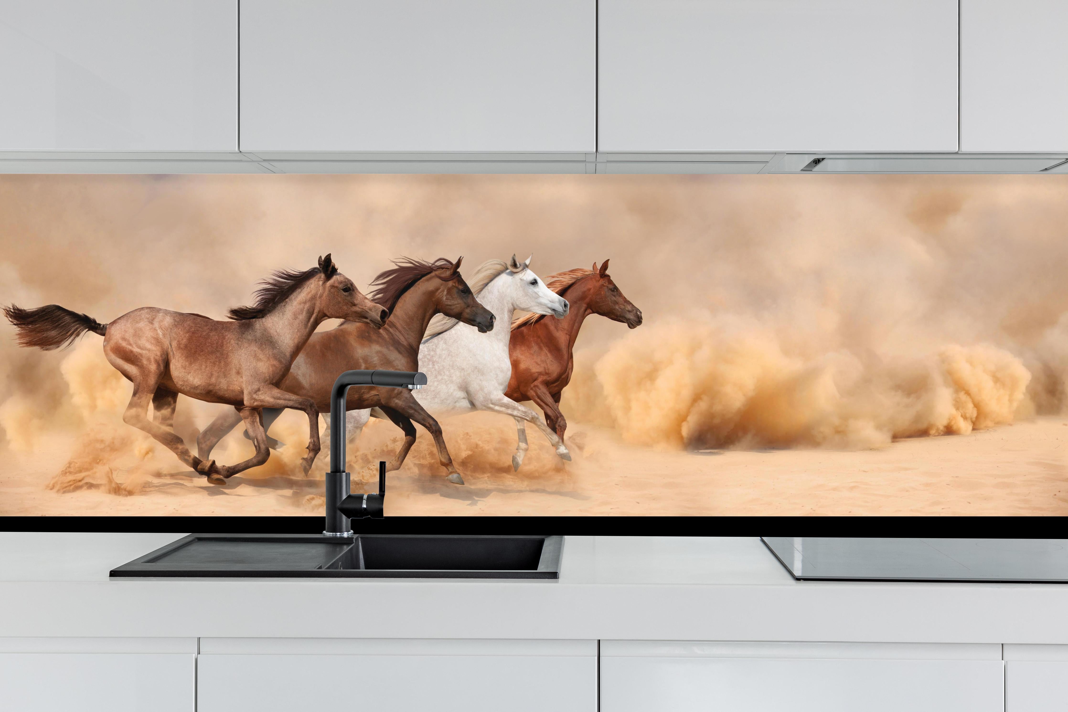 Küche - Pferde galoppieren im Sandsturm hinter weißen Hochglanz-Küchenregalen und schwarzem Wasserhahn