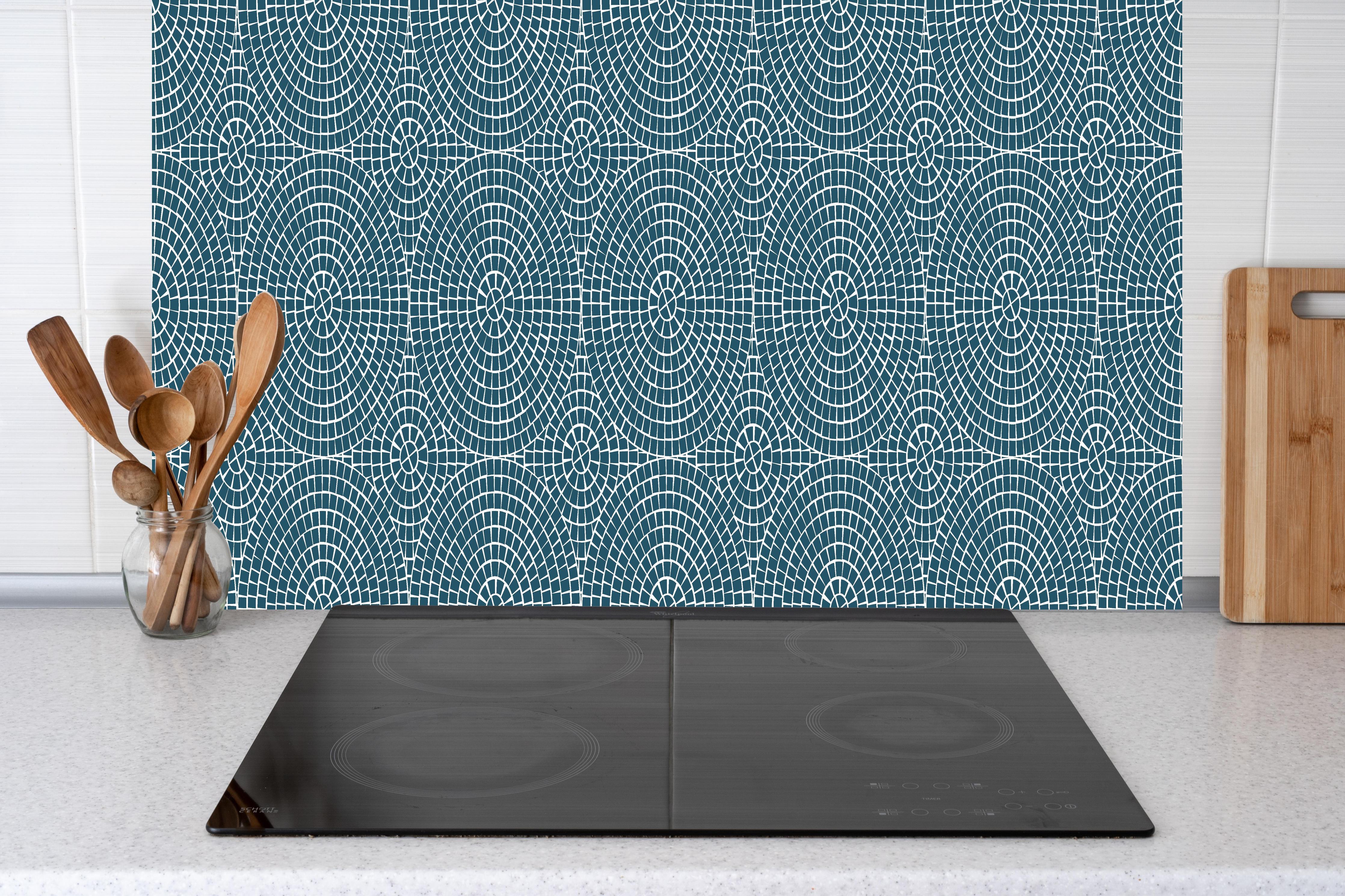 Küche - Pietre Mosaico Blu Petrolio hinter weißen Hochglanz-Küchenregalen und schwarzem Wasserhahn