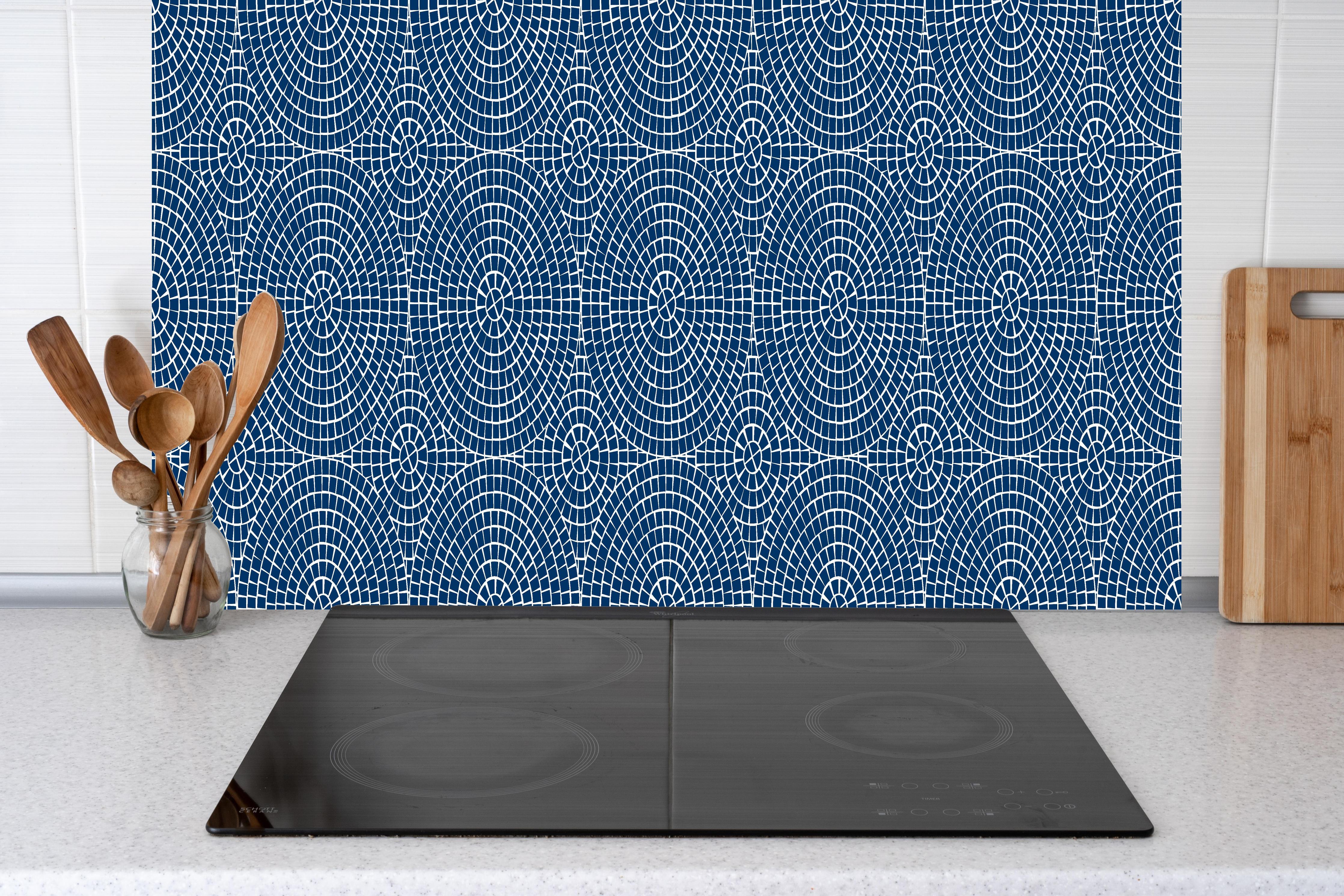 Küche - Pietre Mosaico Blu notte hinter weißen Hochglanz-Küchenregalen und schwarzem Wasserhahn