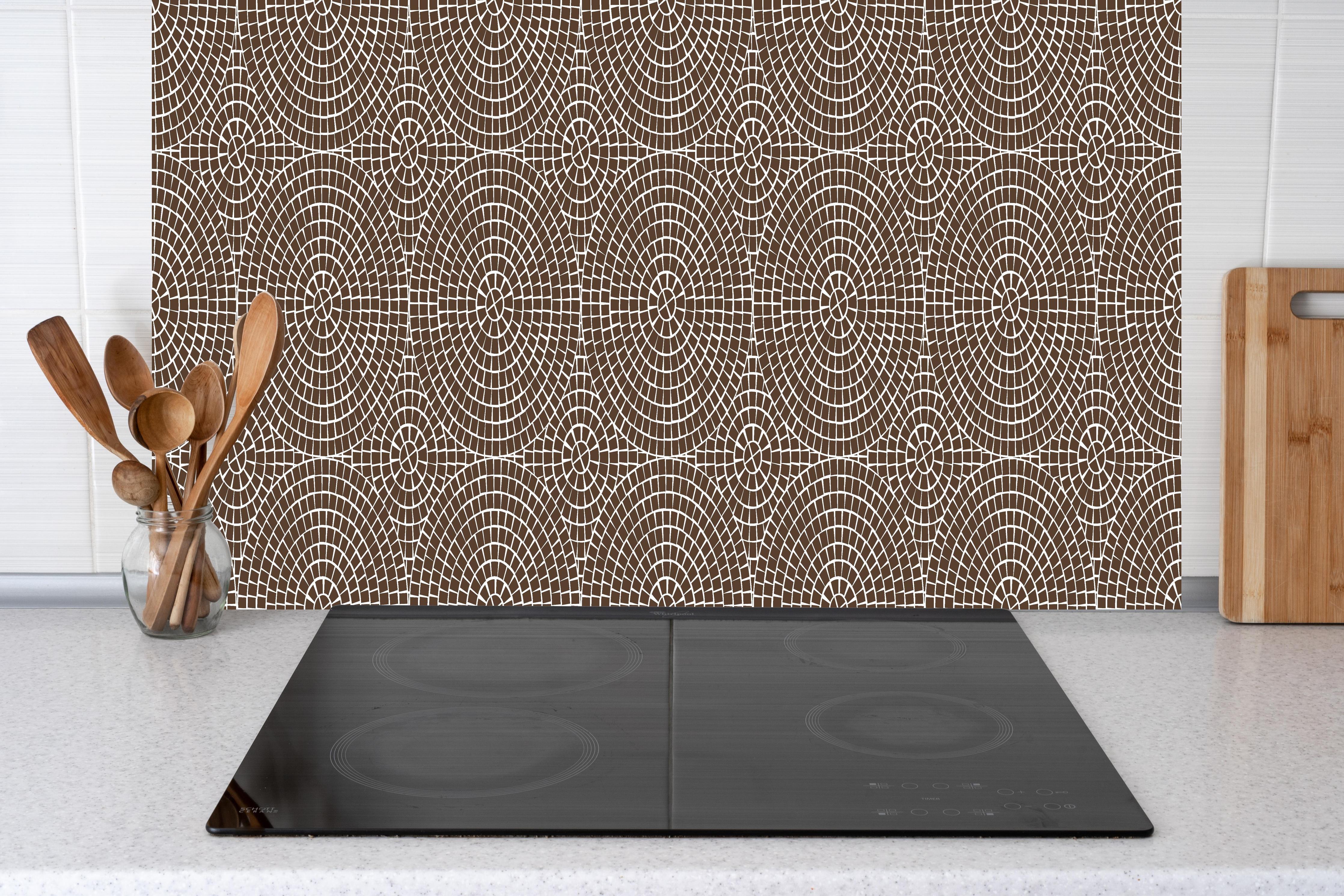 Küche - Pietre Mosaico Caffè hinter weißen Hochglanz-Küchenregalen und schwarzem Wasserhahn