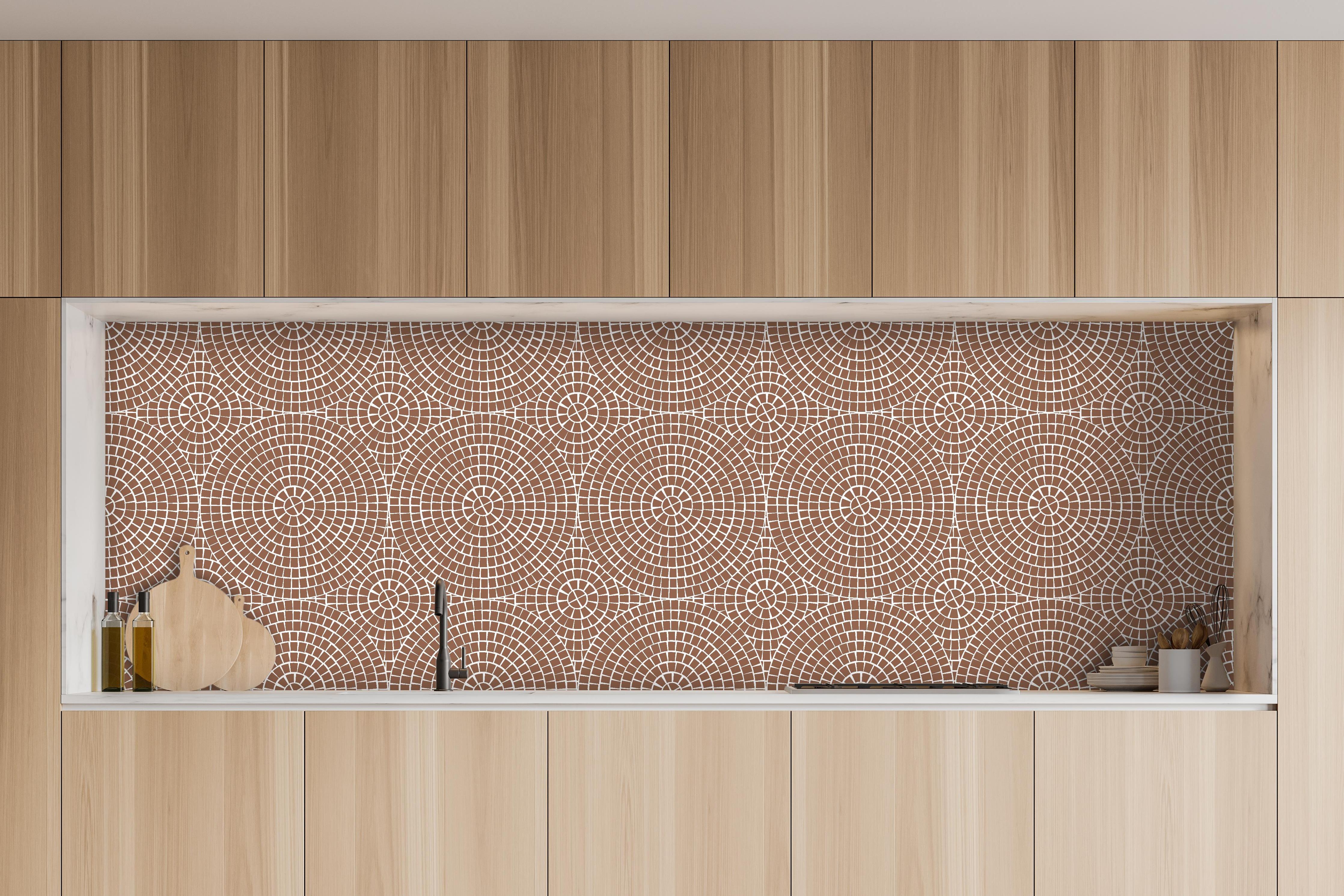 Küche - Pietre Mosaico Cannella hinter weißen Hochglanz-Küchenregalen und schwarzem Wasserhahn