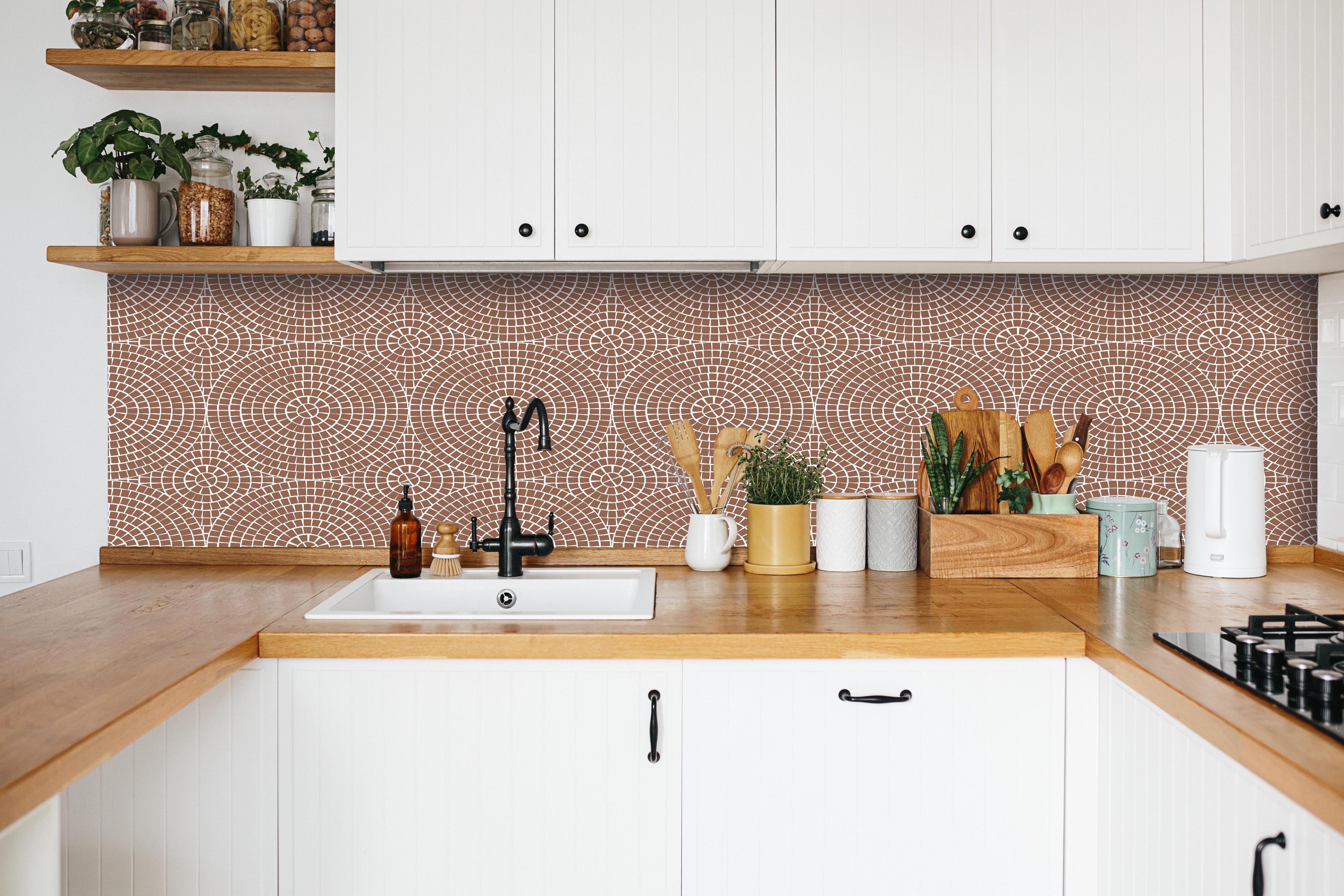 Küche - Pietre Mosaico Cannella hinter weißen Hochglanz-Küchenregalen und schwarzem Wasserhahn