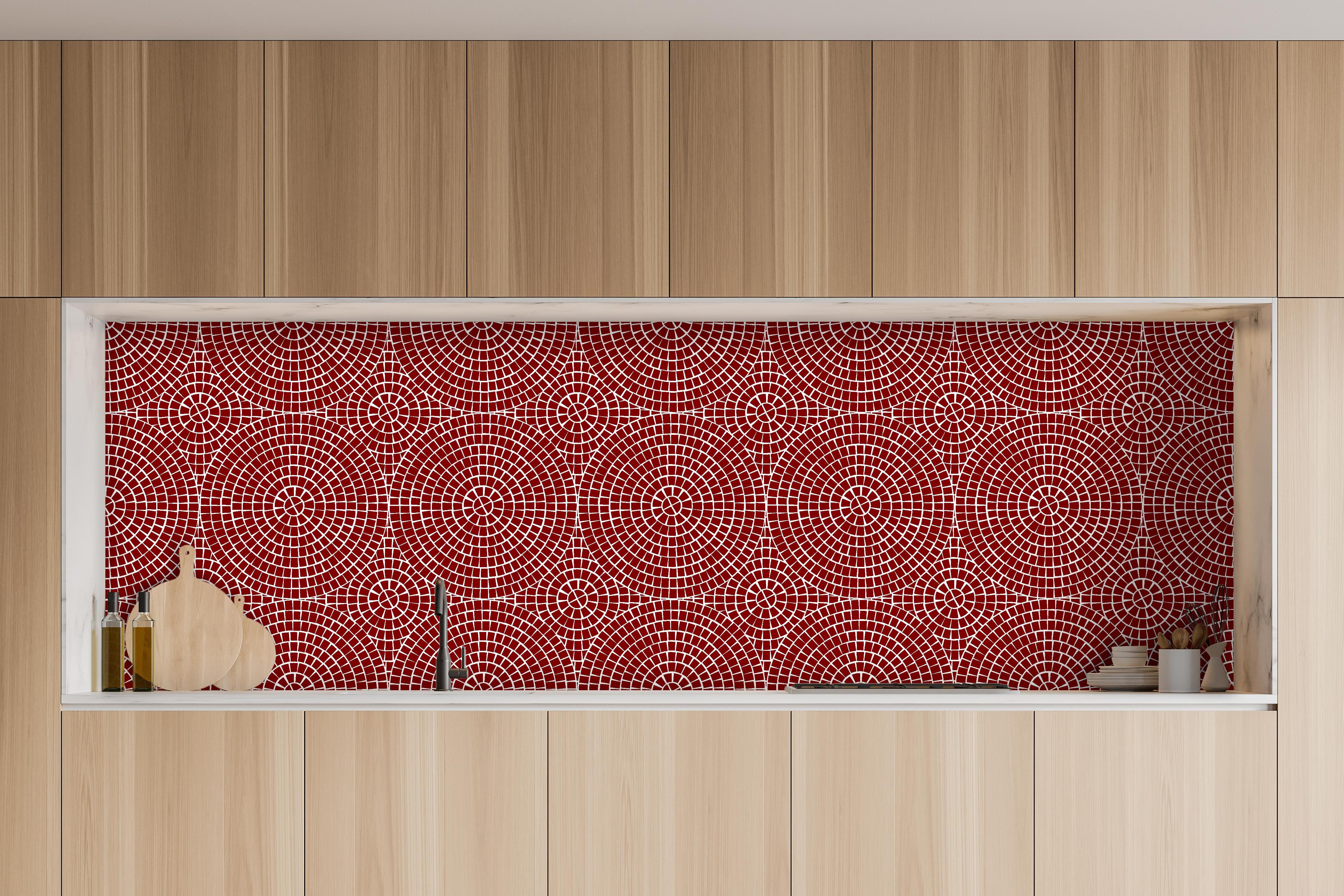 Küche - Pietre Mosaico Granata hinter weißen Hochglanz-Küchenregalen und schwarzem Wasserhahn