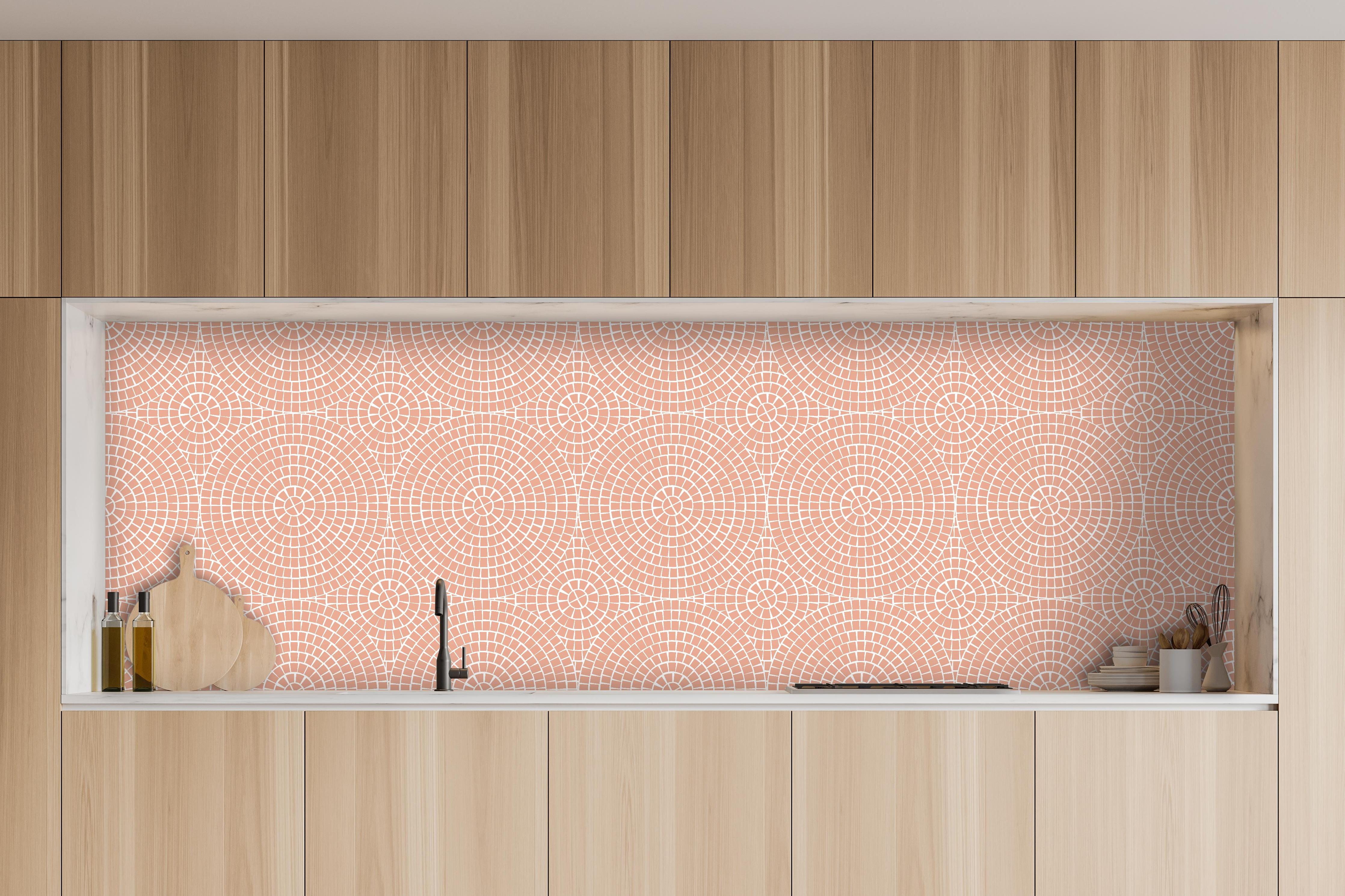 Küche - Pietre Mosaico Salmone hinter weißen Hochglanz-Küchenregalen und schwarzem Wasserhahn