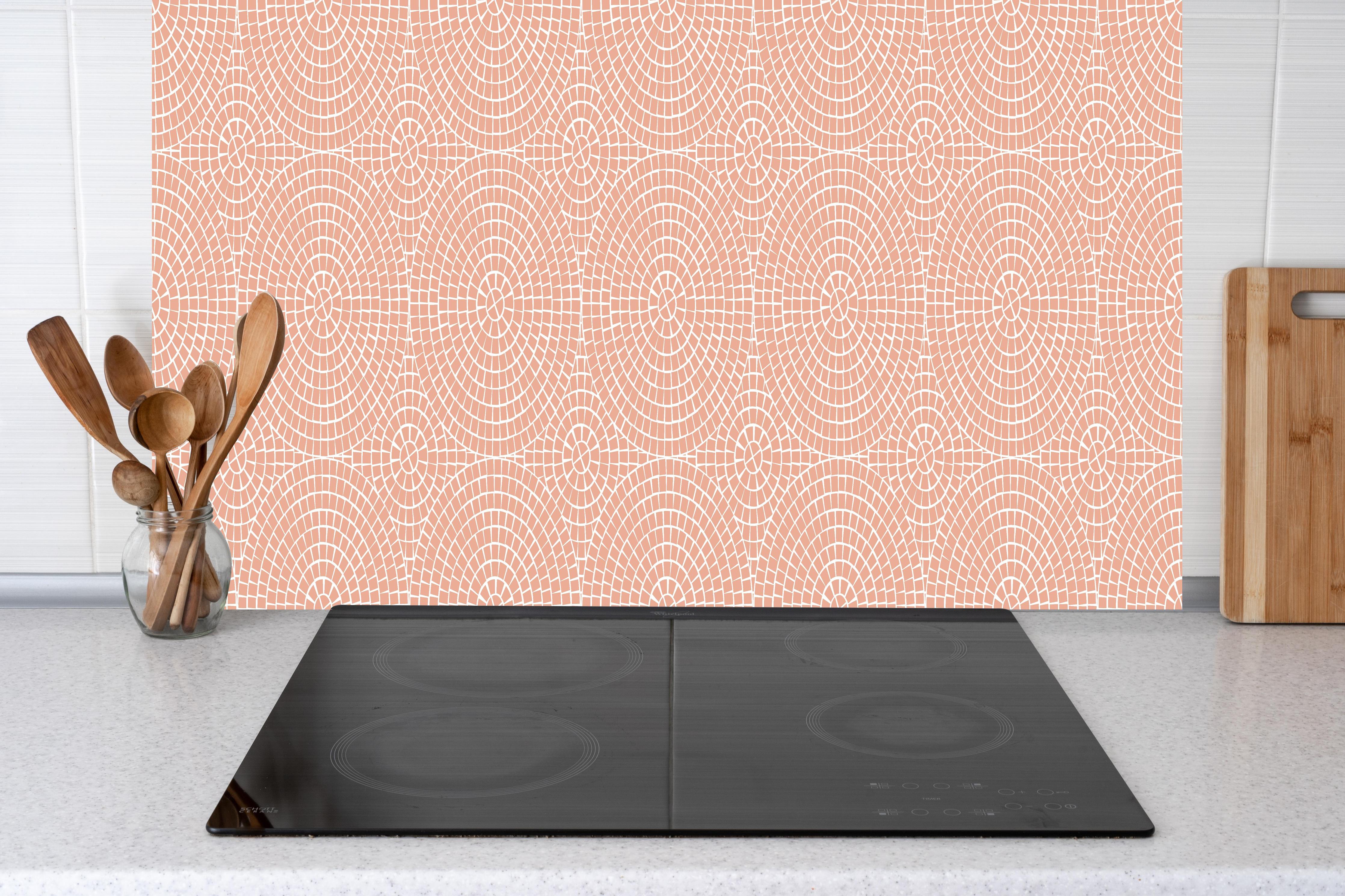 Küche - Pietre Mosaico Salmone hinter weißen Hochglanz-Küchenregalen und schwarzem Wasserhahn