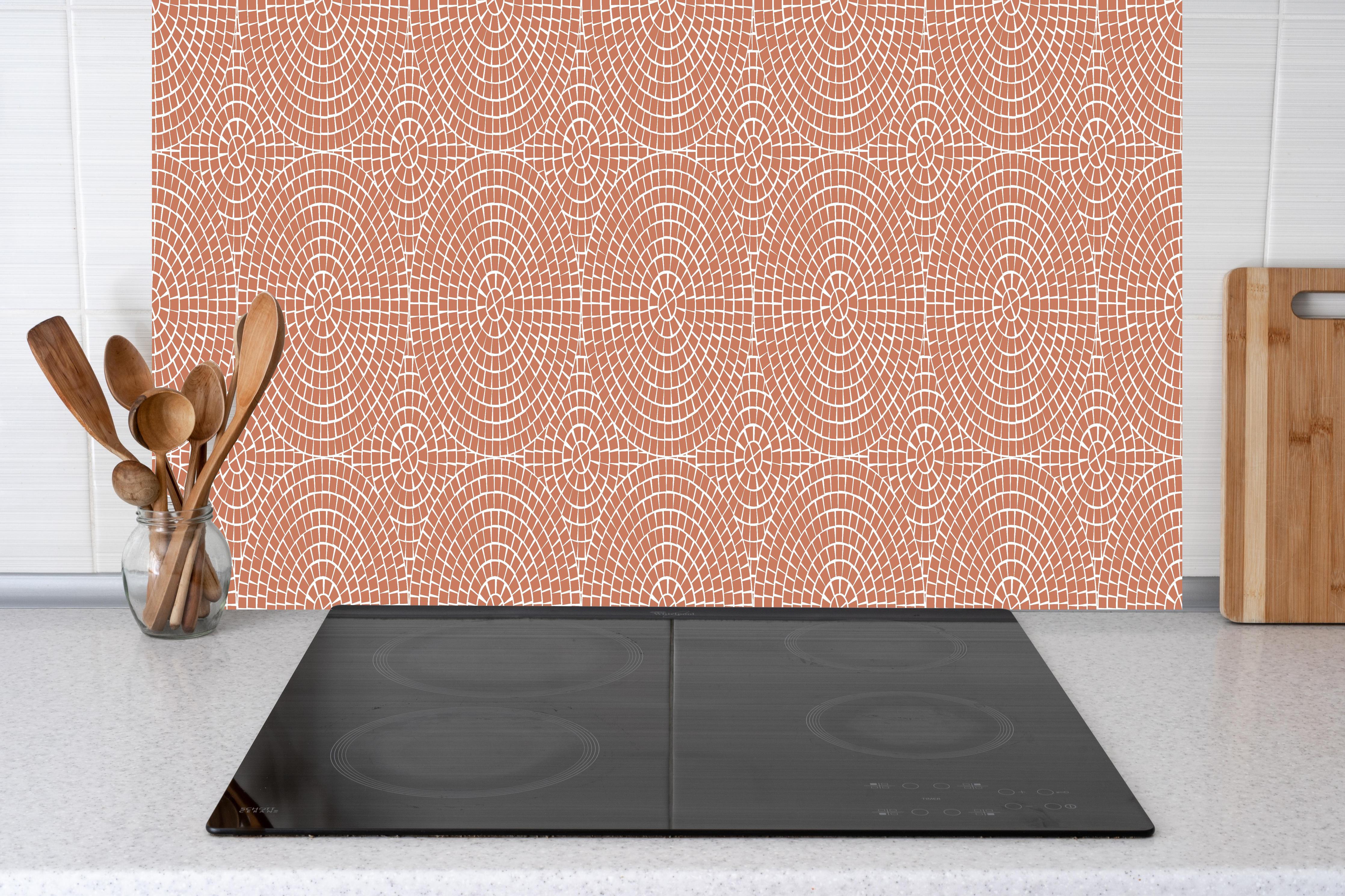 Küche - Pietre Mosaico Terracotta hinter weißen Hochglanz-Küchenregalen und schwarzem Wasserhahn