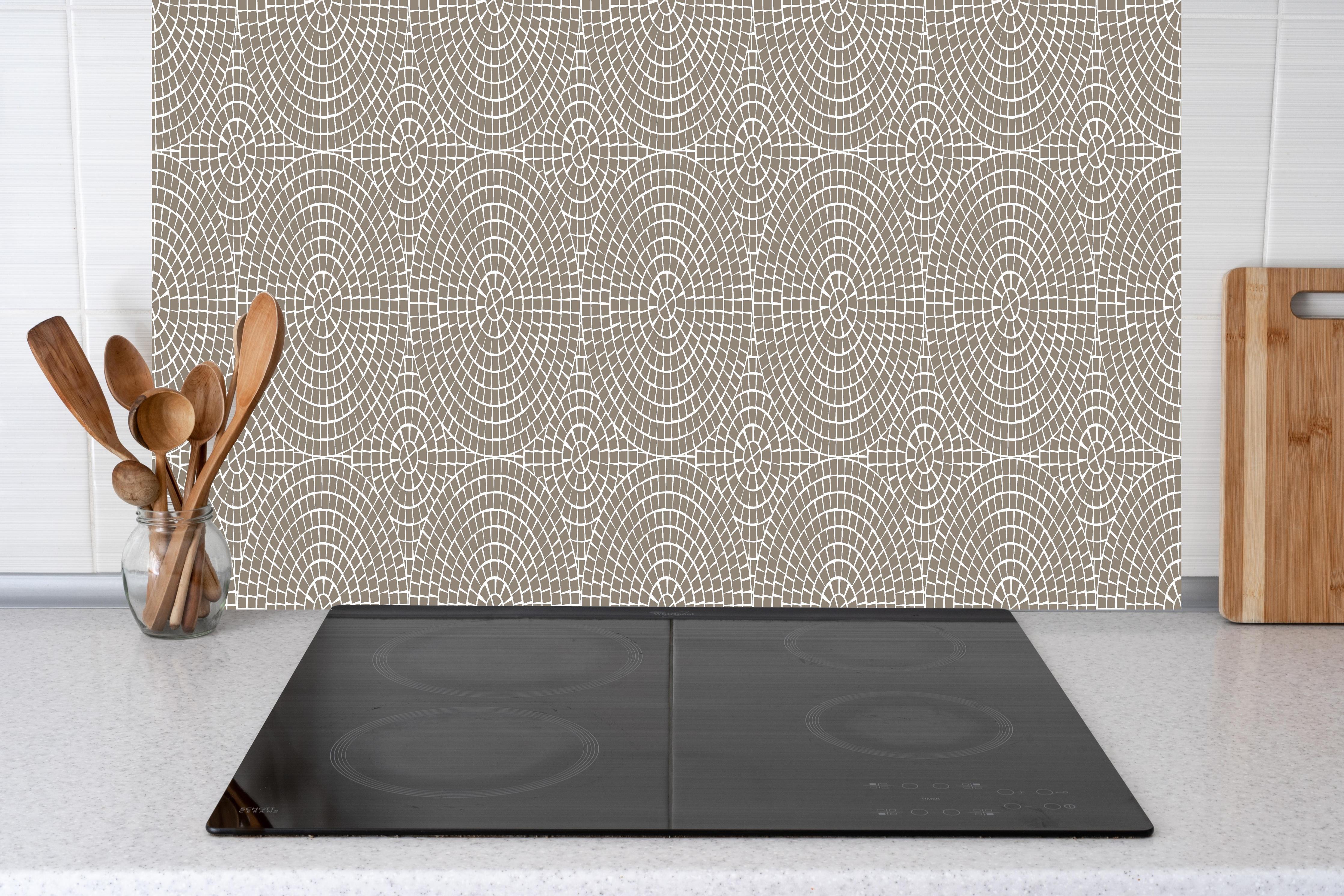 Küche - Pietre Mosaico Tortora hinter weißen Hochglanz-Küchenregalen und schwarzem Wasserhahn