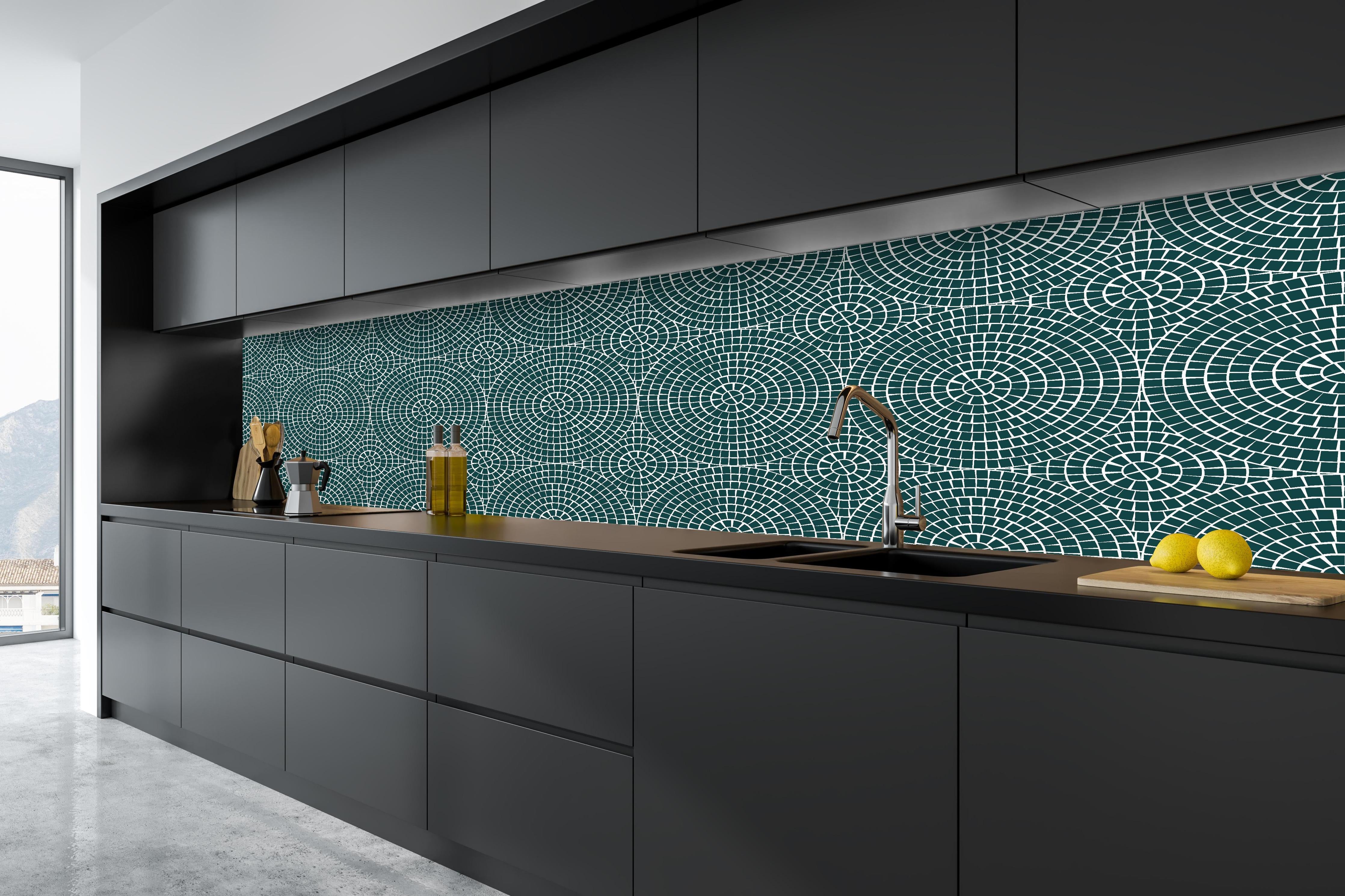 Küche - Pietre Mosaico Verde petrolio hinter weißen Hochglanz-Küchenregalen und schwarzem Wasserhahn