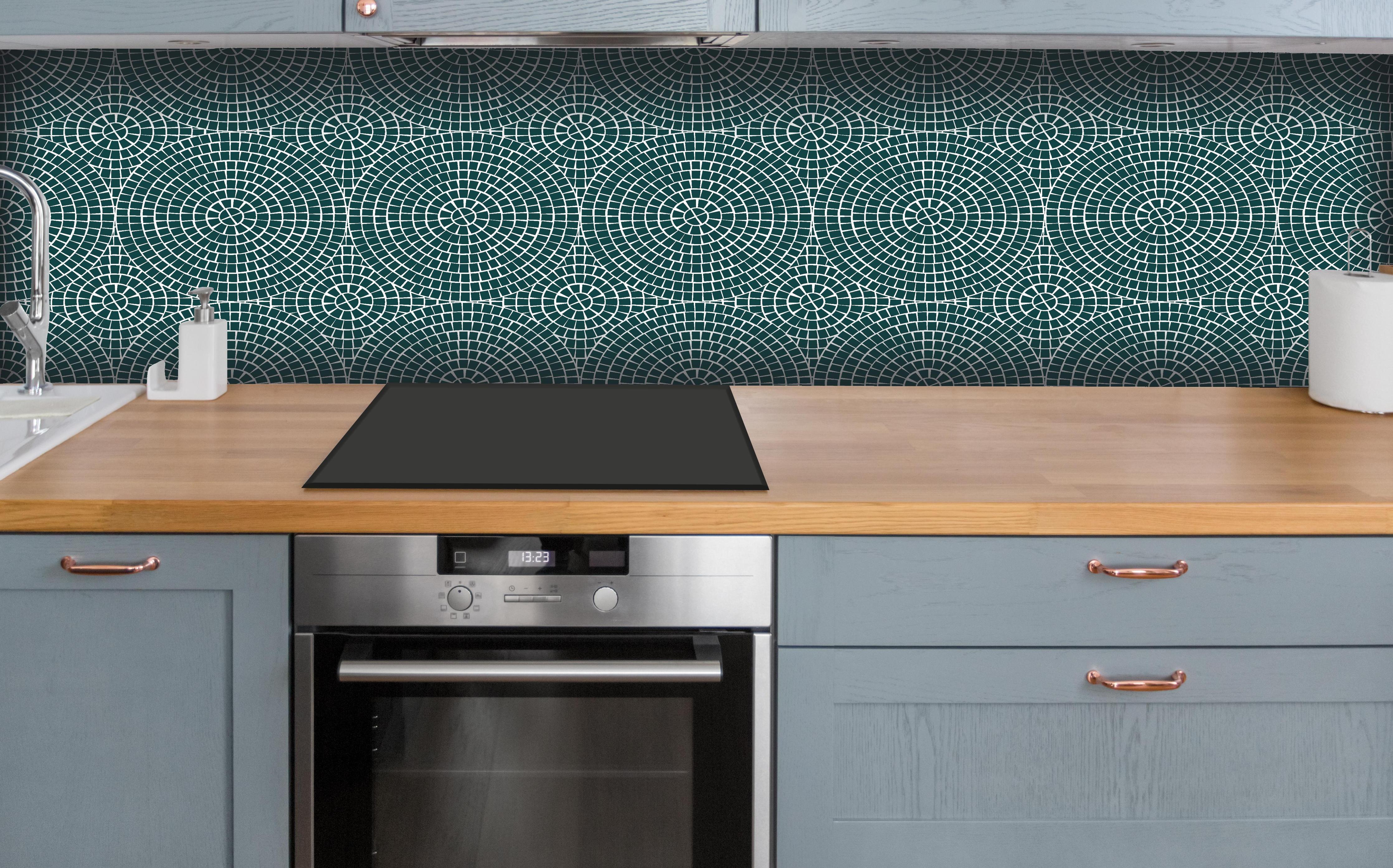Küche - Pietre Mosaico Verde petrolio hinter weißen Hochglanz-Küchenregalen und schwarzem Wasserhahn