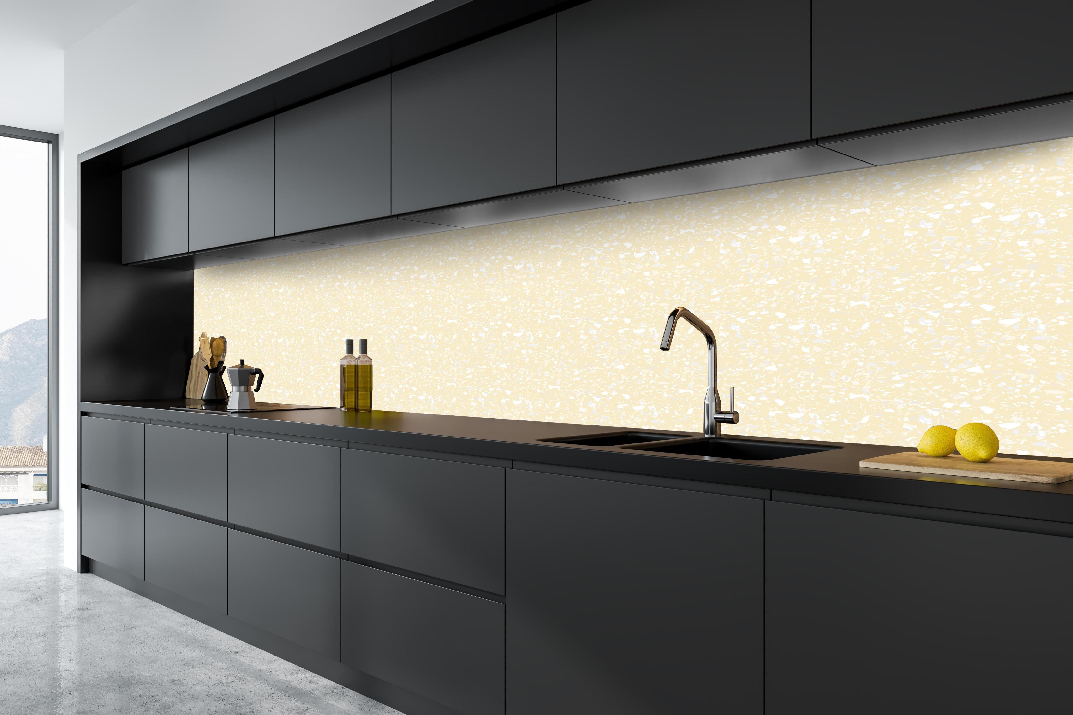 Küche - Pietre Terrazzo Avorio hinter weißen Hochglanz-Küchenregalen und schwarzem Wasserhahn