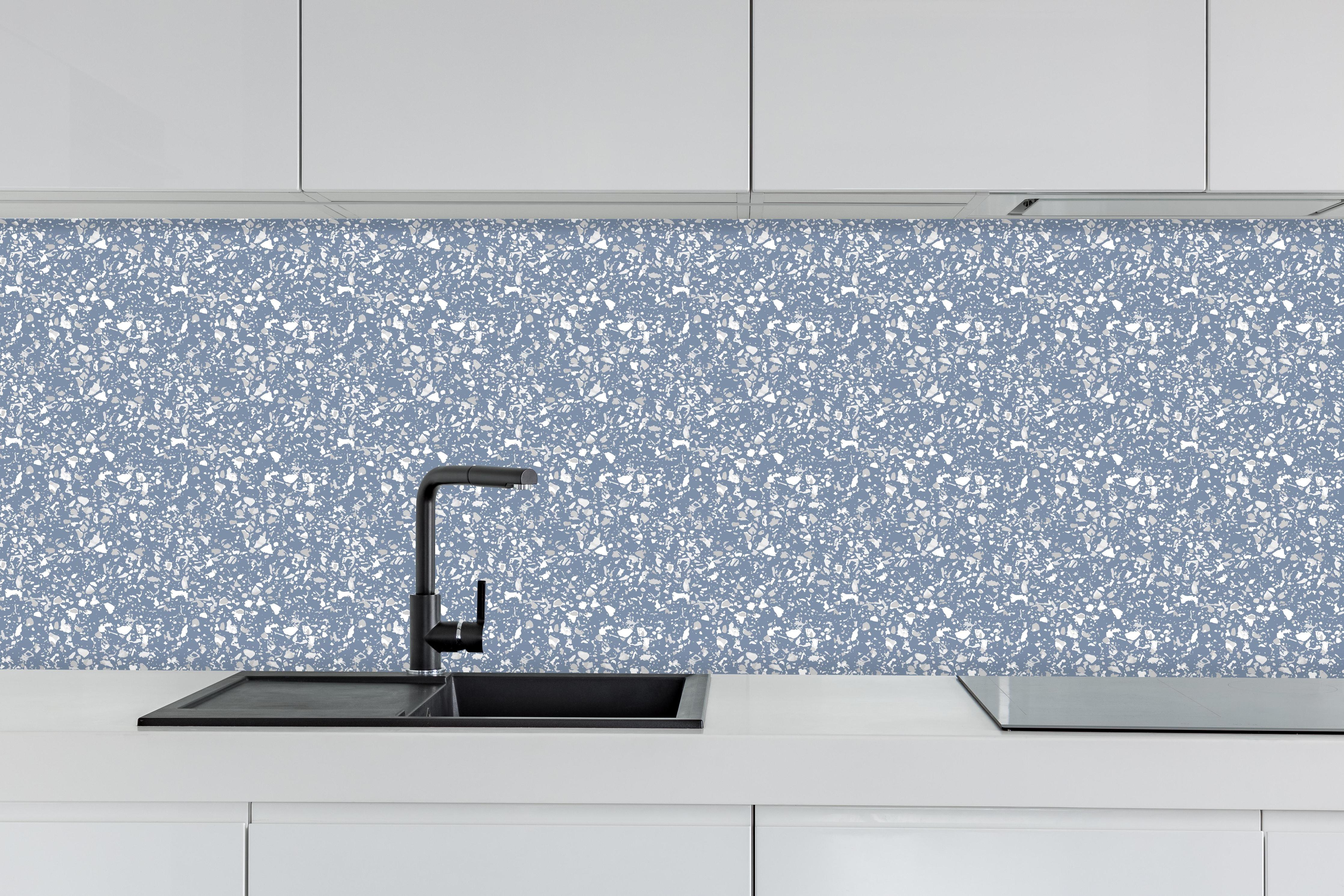 Küche - Pietre Terrazzo Azzurro polvere hinter weißen Hochglanz-Küchenregalen und schwarzem Wasserhahn