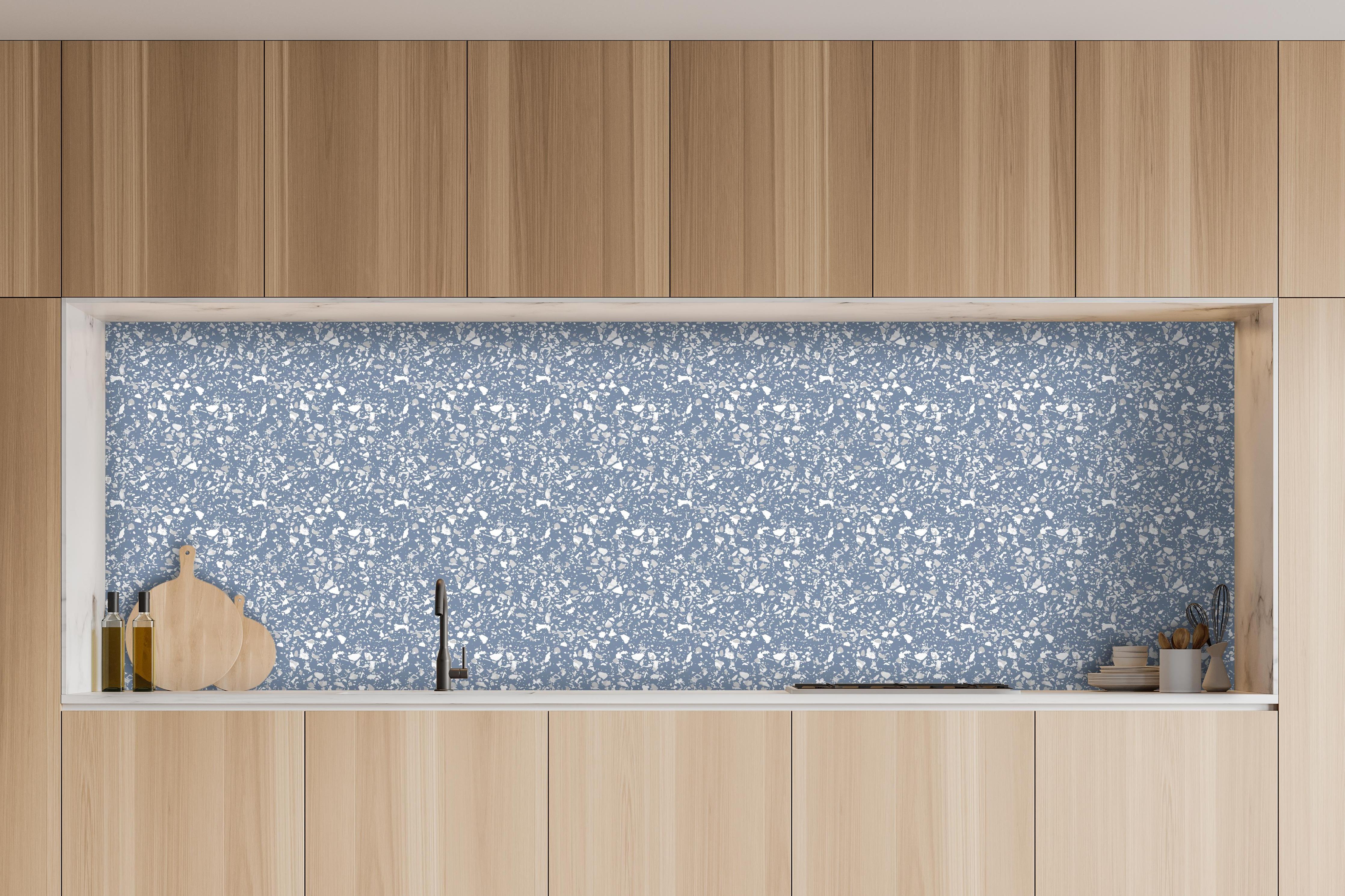 Küche - Pietre Terrazzo Azzurro polvere hinter weißen Hochglanz-Küchenregalen und schwarzem Wasserhahn