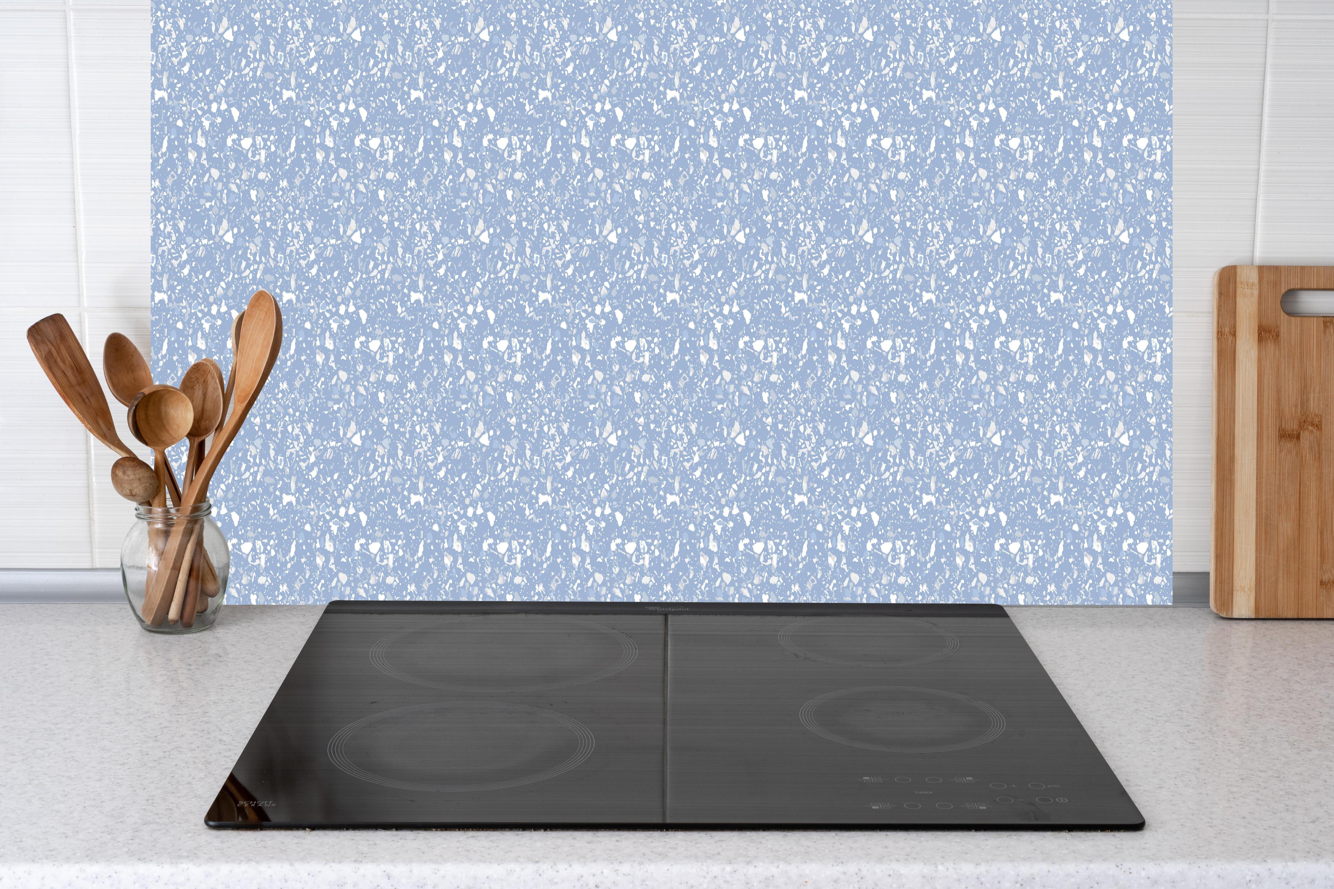 Küche - Pietre Terrazzo Ceruleo hinter weißen Hochglanz-Küchenregalen und schwarzem Wasserhahn