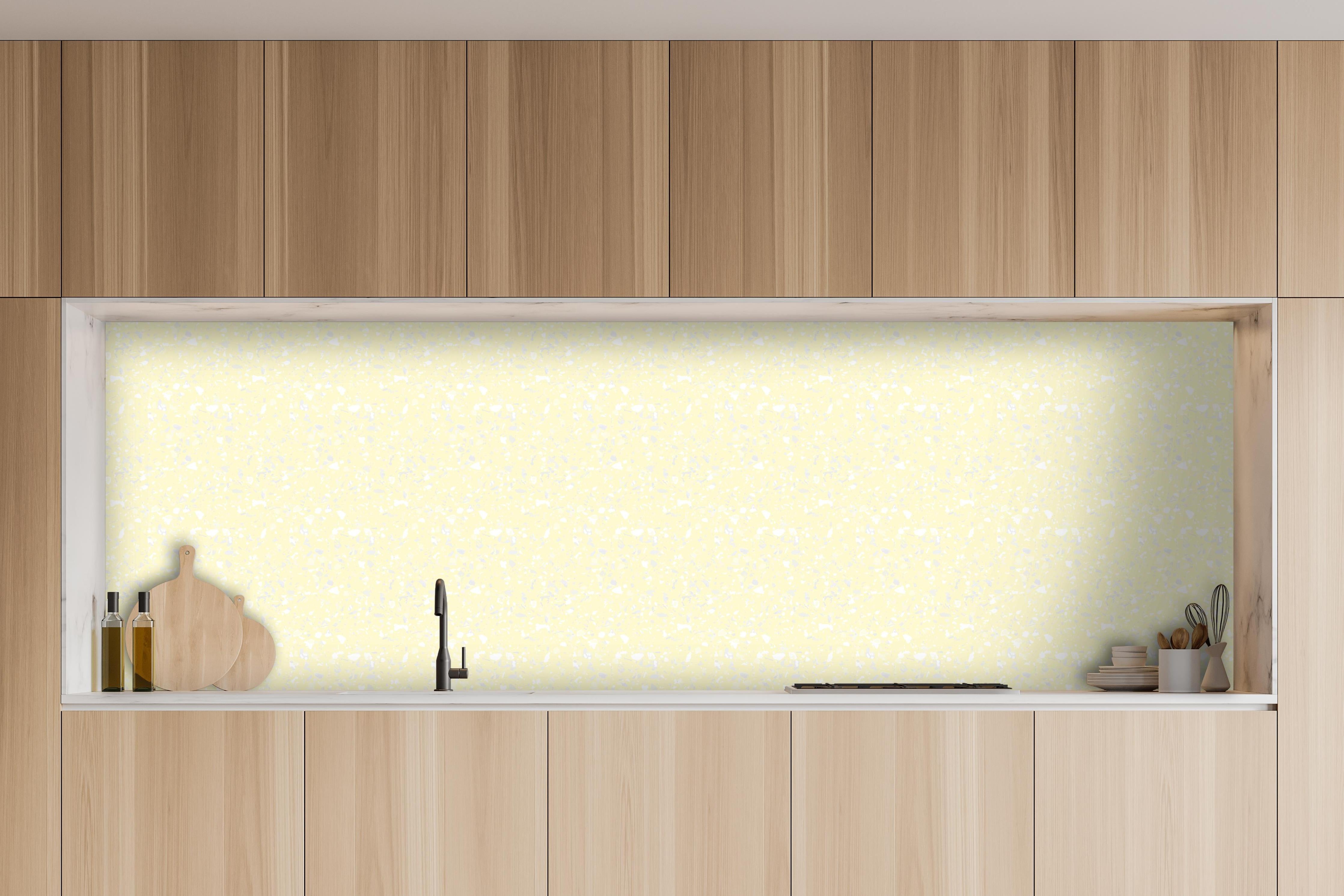 Küche - Pietre Terrazzo Limone crema hinter weißen Hochglanz-Küchenregalen und schwarzem Wasserhahn