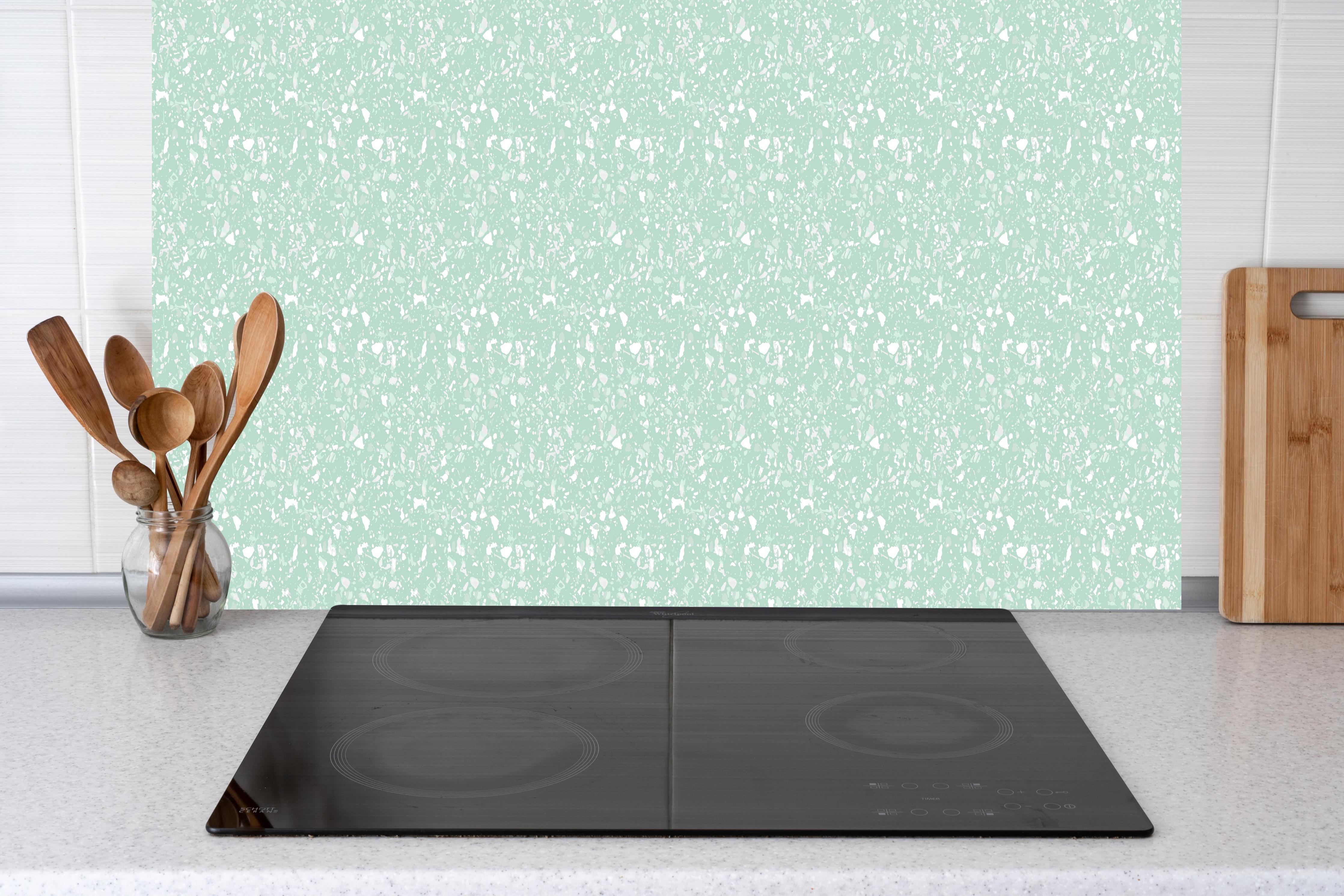 Küche - Pietre Terrazzo Menta hinter weißen Hochglanz-Küchenregalen und schwarzem Wasserhahn