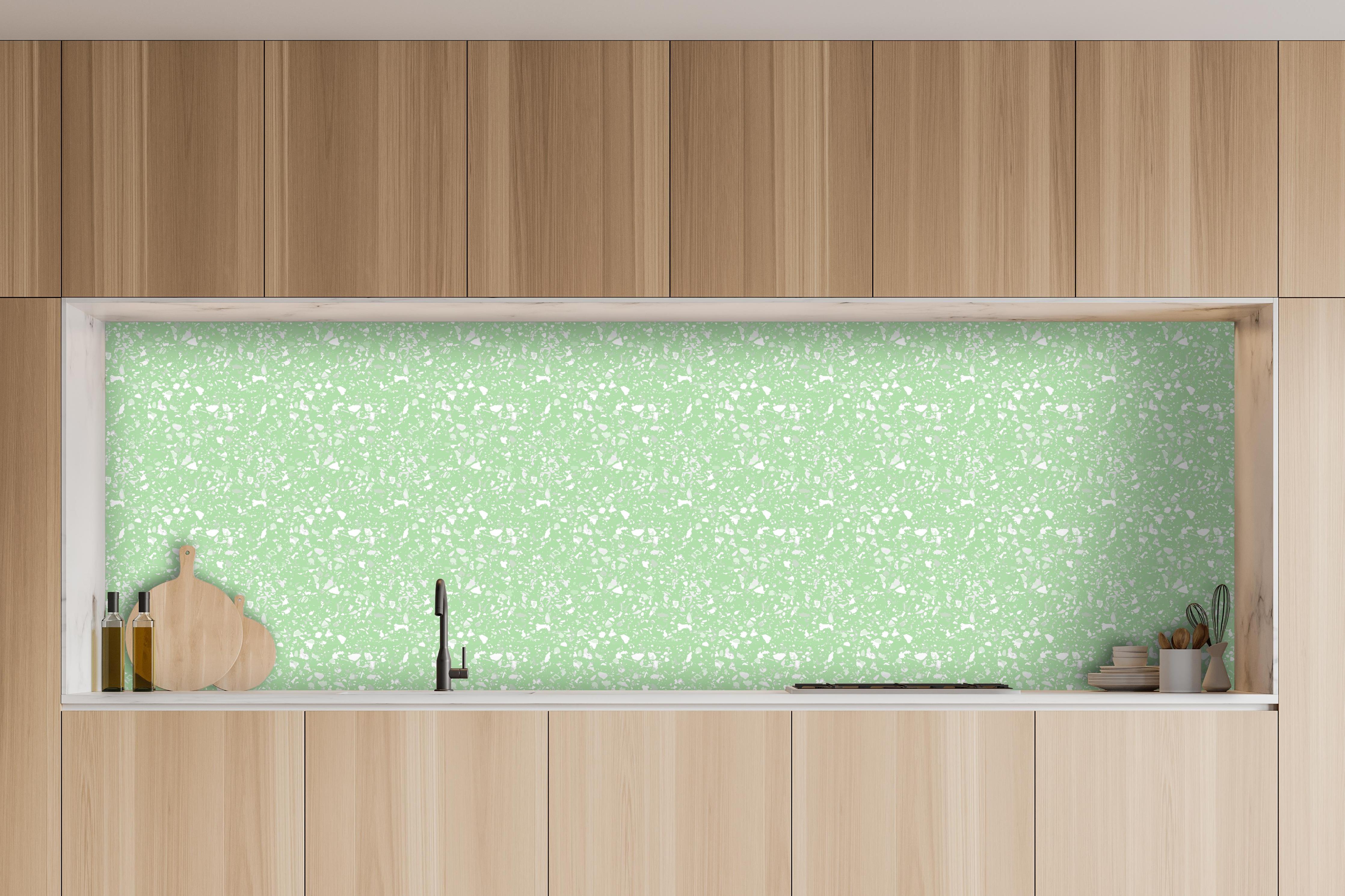 Küche - Pietre Terrazzo Muschio hinter weißen Hochglanz-Küchenregalen und schwarzem Wasserhahn