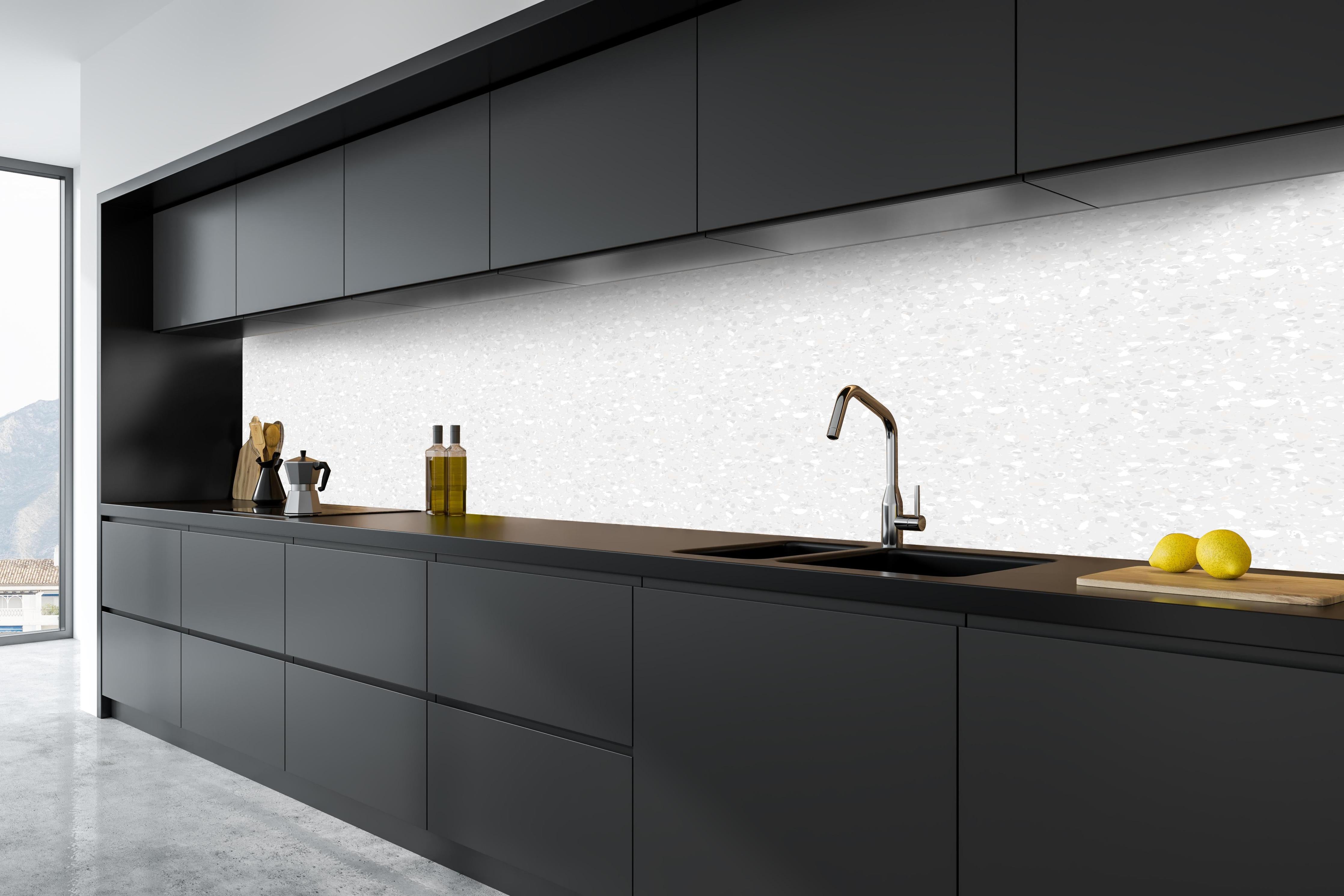 Küche - Pietre Terrazzo Perla hinter weißen Hochglanz-Küchenregalen und schwarzem Wasserhahn