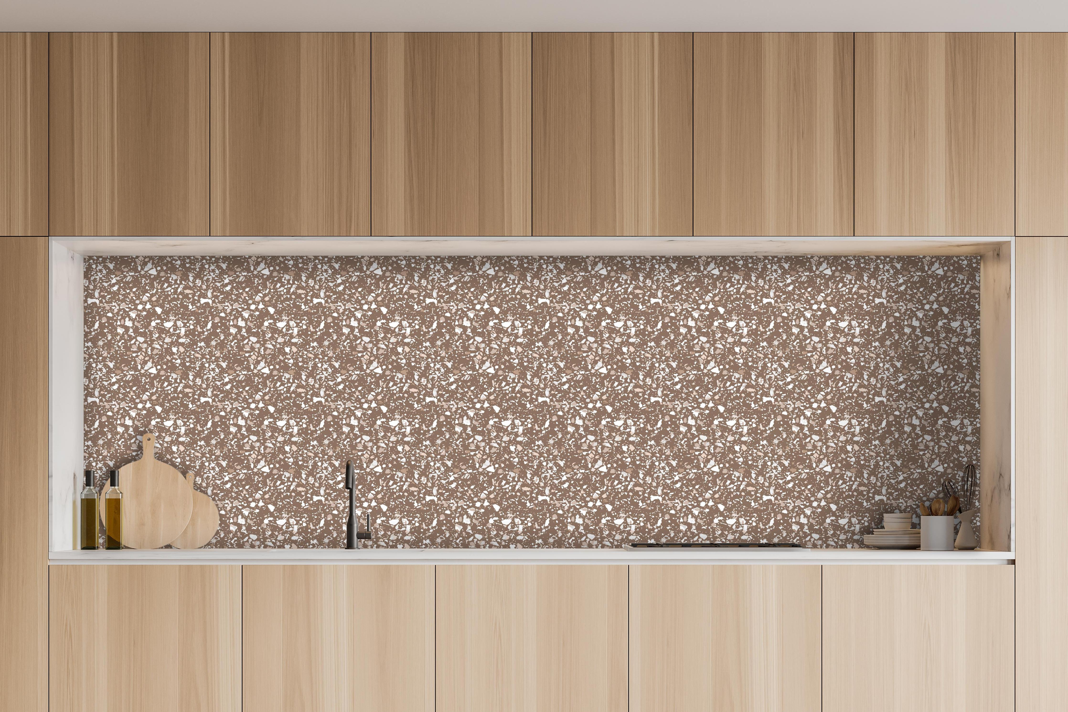 Küche - Pietre Terrazzo Sigaro hinter weißen Hochglanz-Küchenregalen und schwarzem Wasserhahn