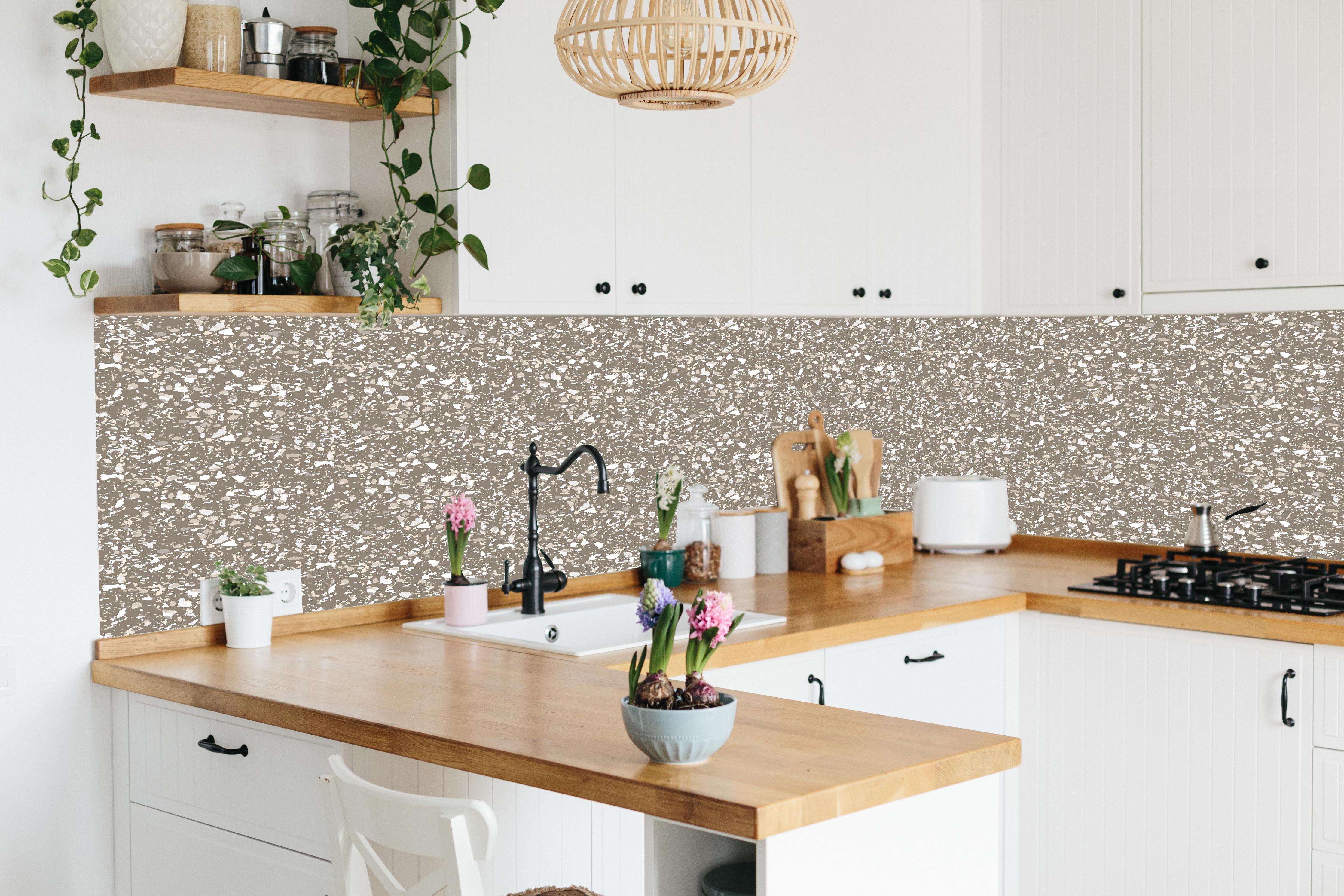 Küche - Pietre Terrazzo Tortora hinter weißen Hochglanz-Küchenregalen und schwarzem Wasserhahn