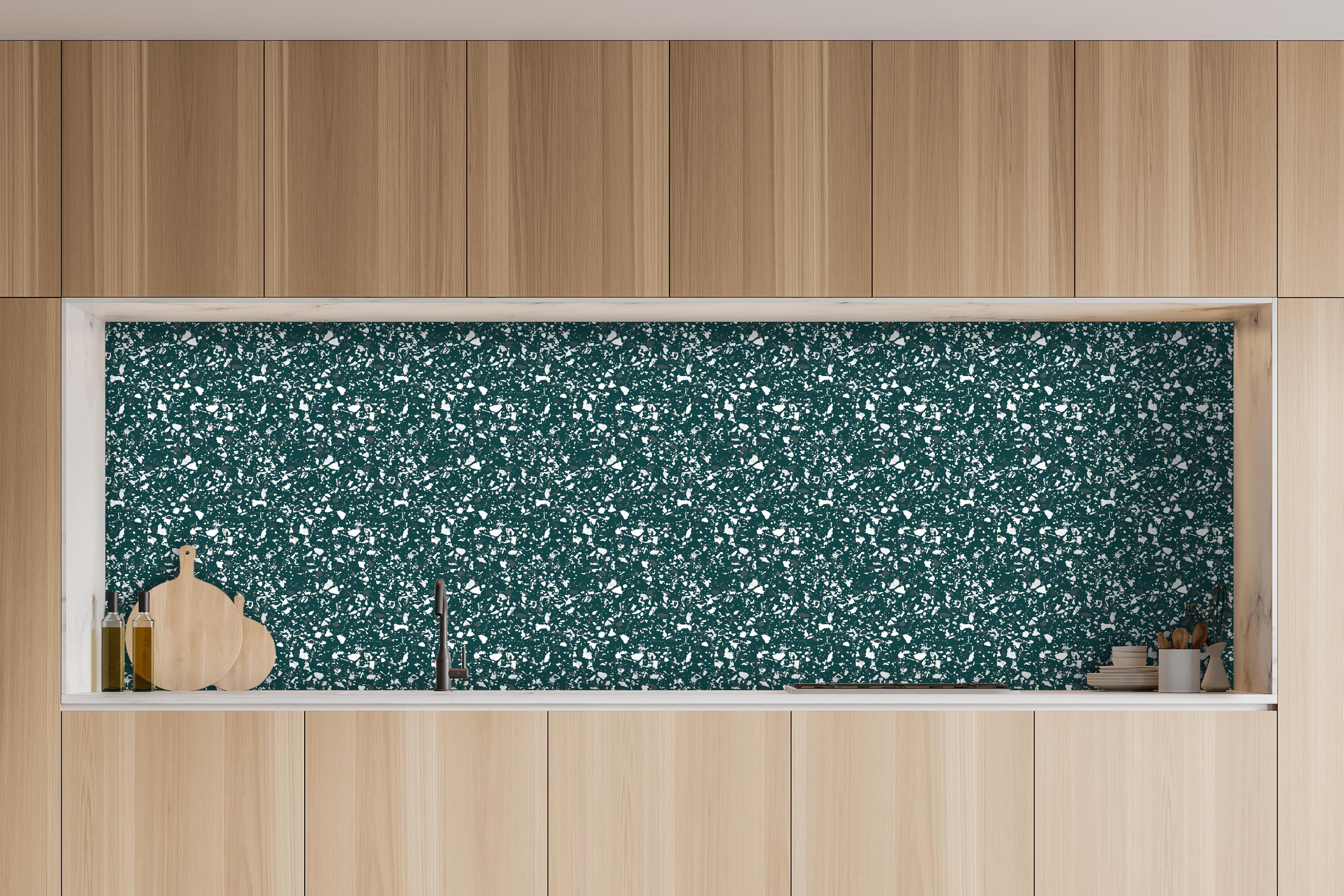 Küche - Pietre Terrazzo Verde petrolio hinter weißen Hochglanz-Küchenregalen und schwarzem Wasserhahn